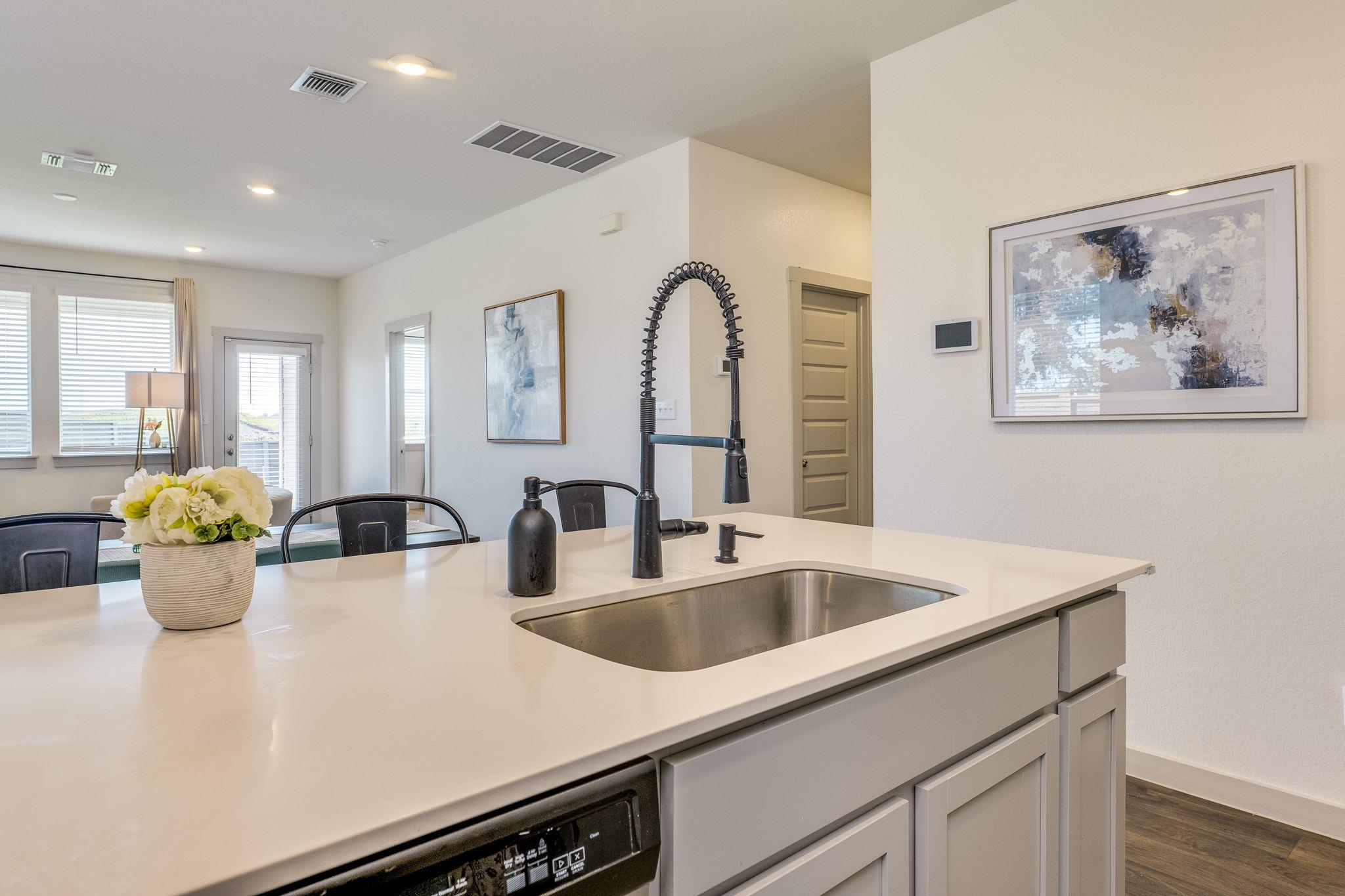 98 Barton Creek Ln, Hutto, TX 78634