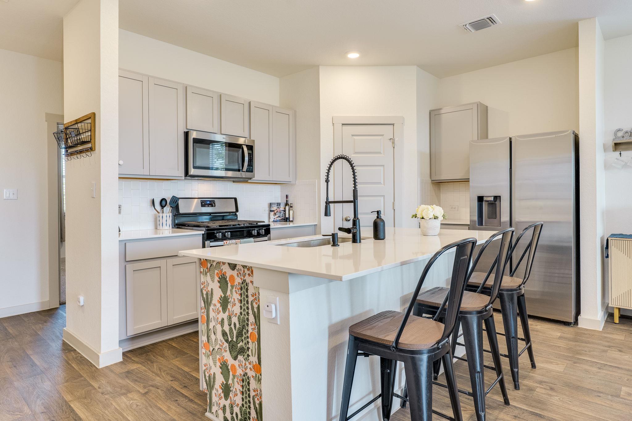 98 Barton Creek Ln, Hutto, TX 78634