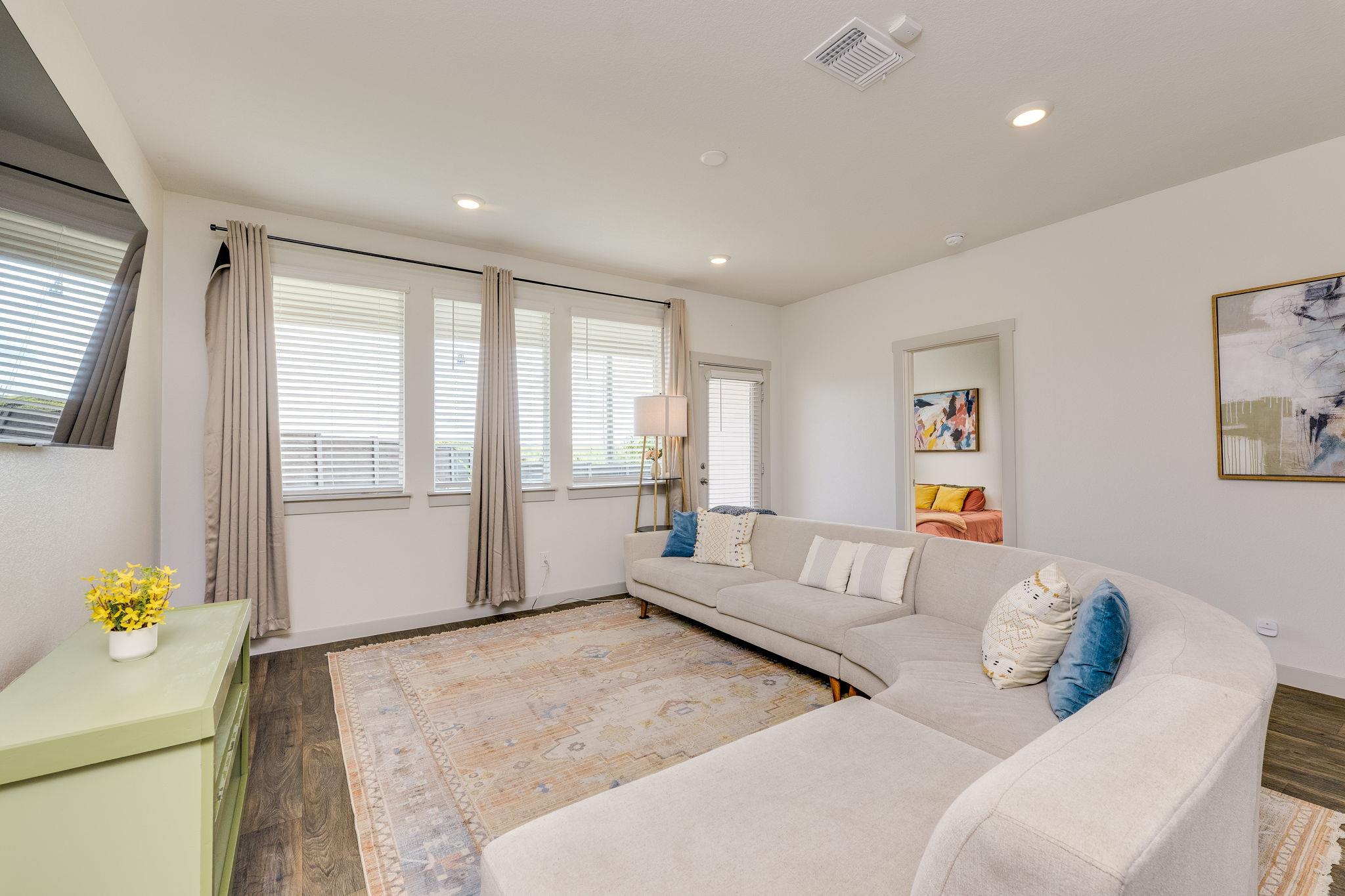 98 Barton Creek Ln, Hutto, TX 78634