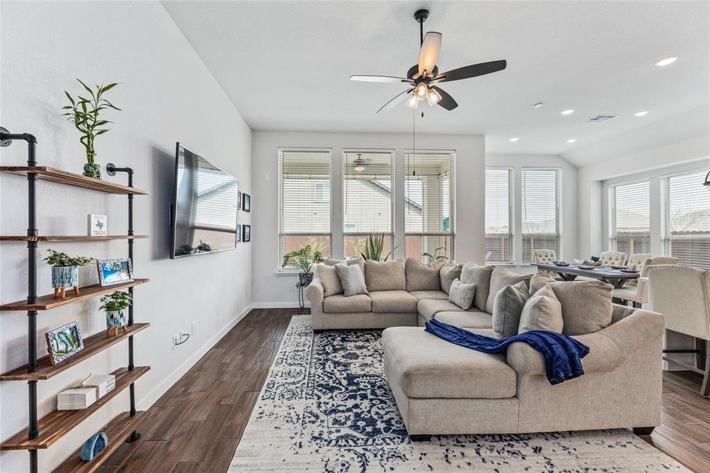 116 Docking Iron Dr, Hutto, TX 78634