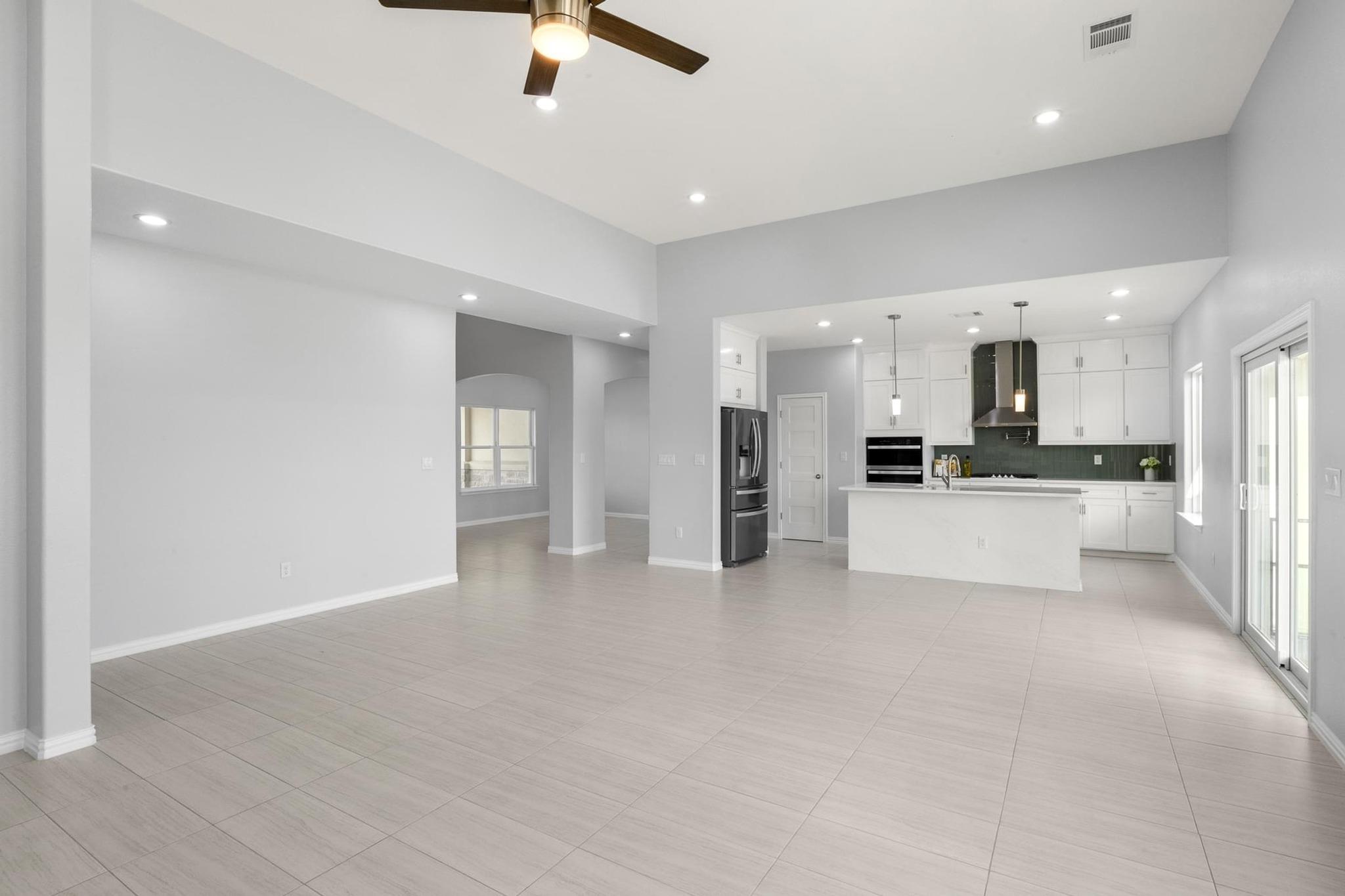 1136 Country Road 484 Rd, Elgin, TX 78621