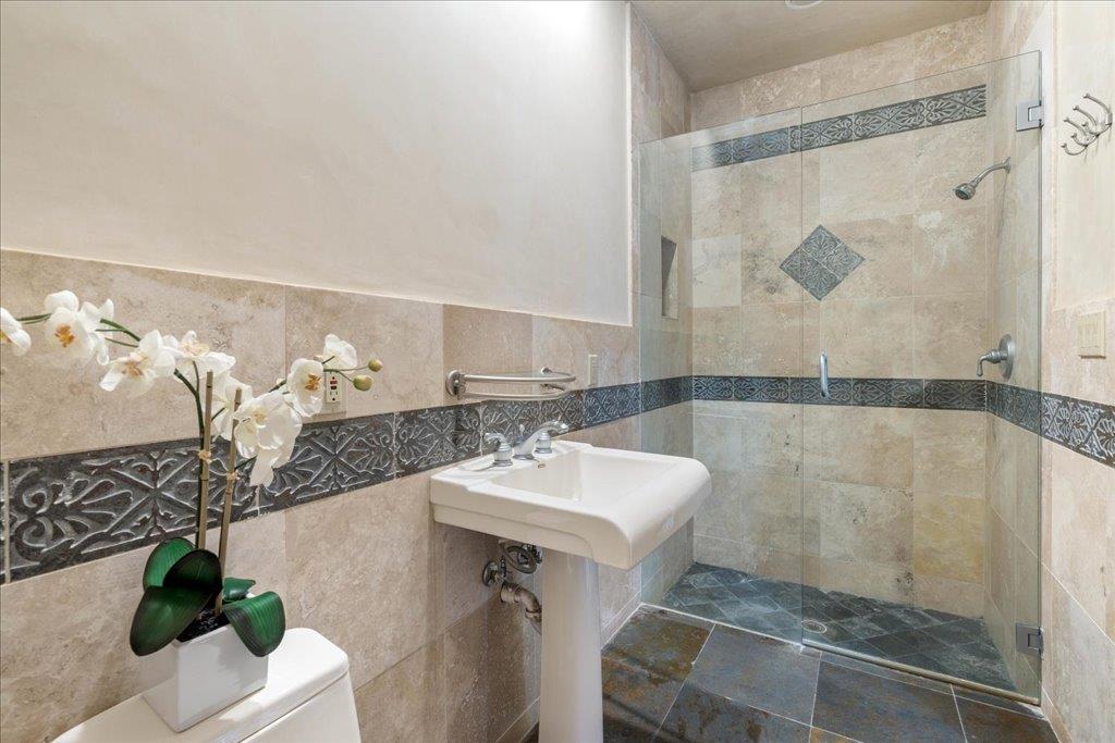 24736 Travis Lakeside Cv, Spicewood, TX 78669