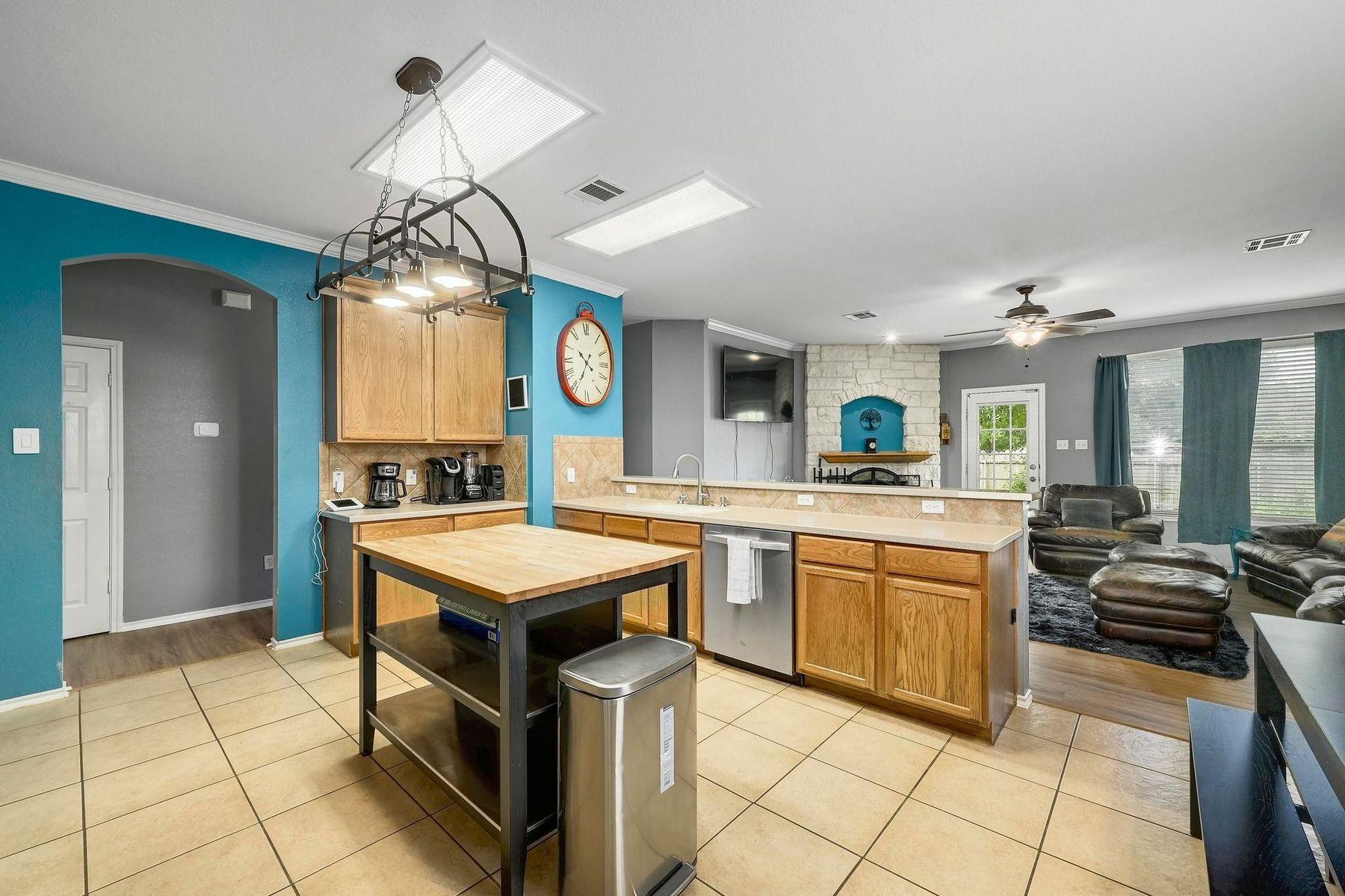 118 Floating Leaf Dr, Hutto, TX 78634