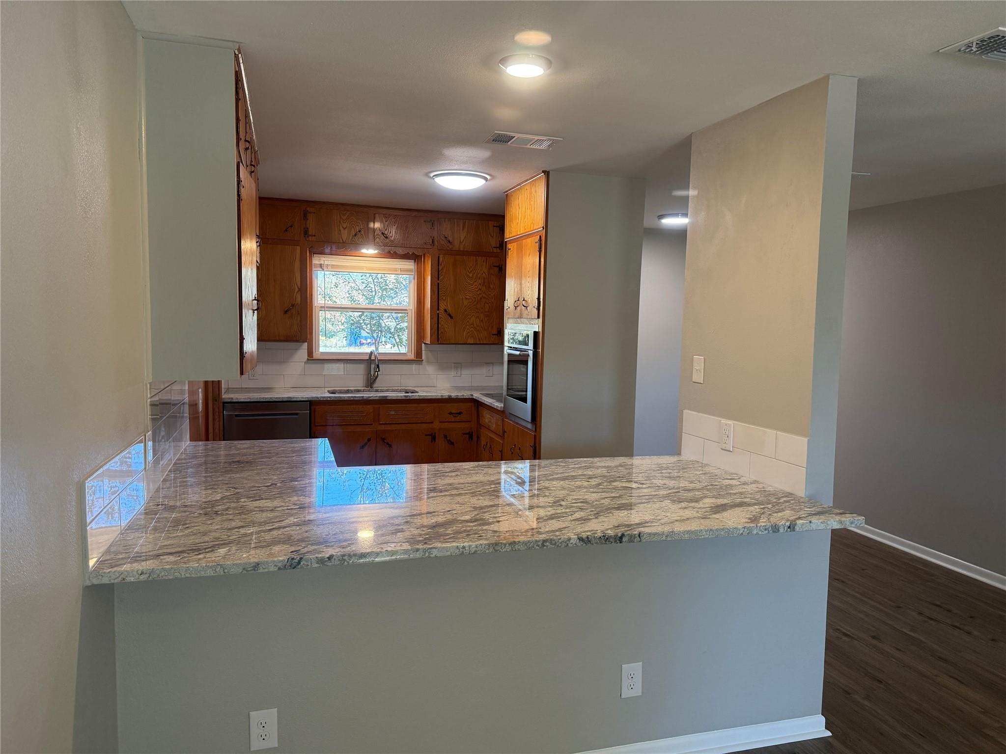 176 W Sweetbriar Dr, Marble Falls, TX 78654