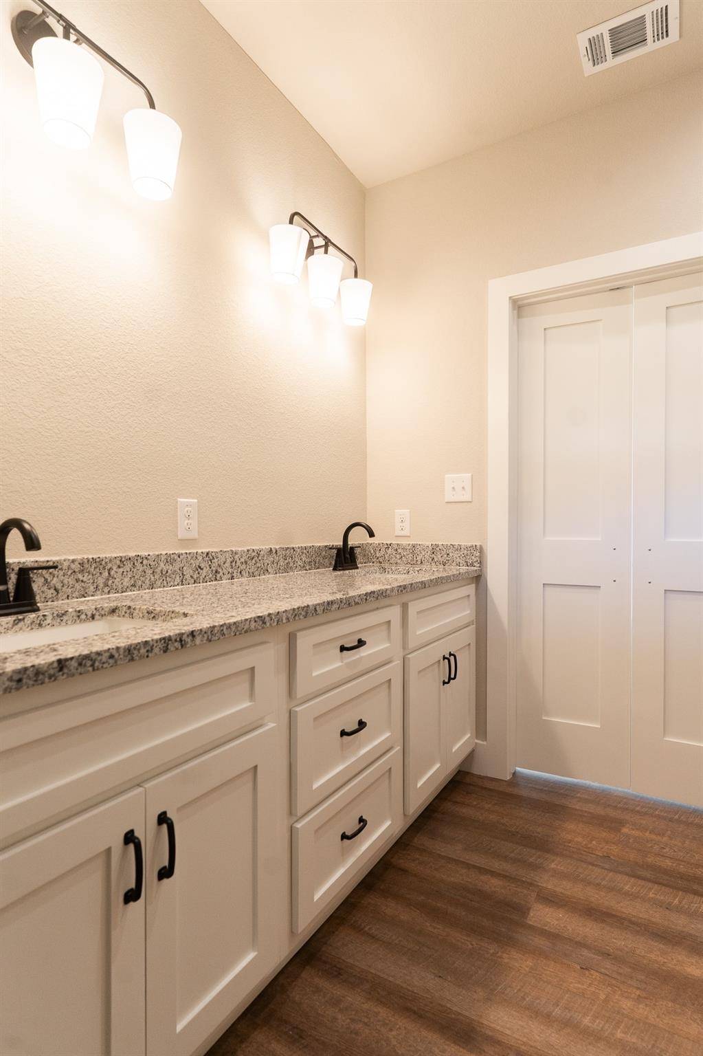 311 String Prairie Way, Smithville, TX 78957