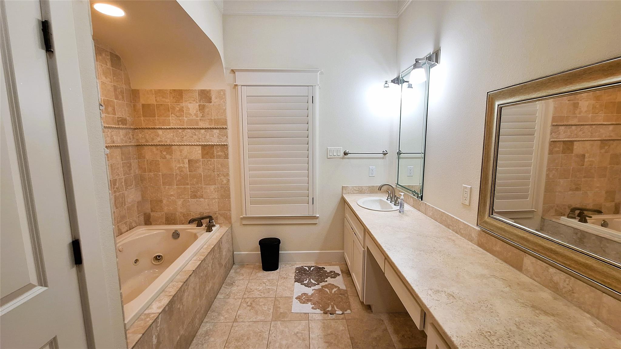 130 Squires Dr, Lakeway, TX 78734