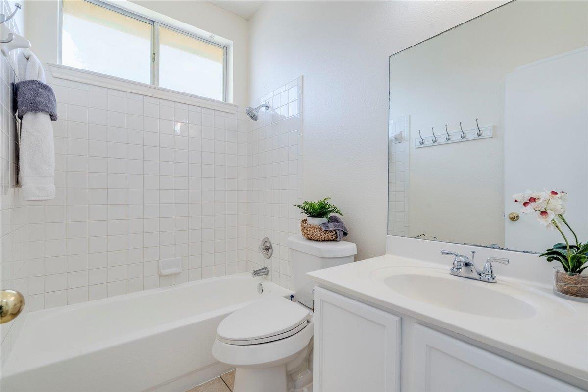 1021 Black Locust Dr W, Pflugerville, TX 78660