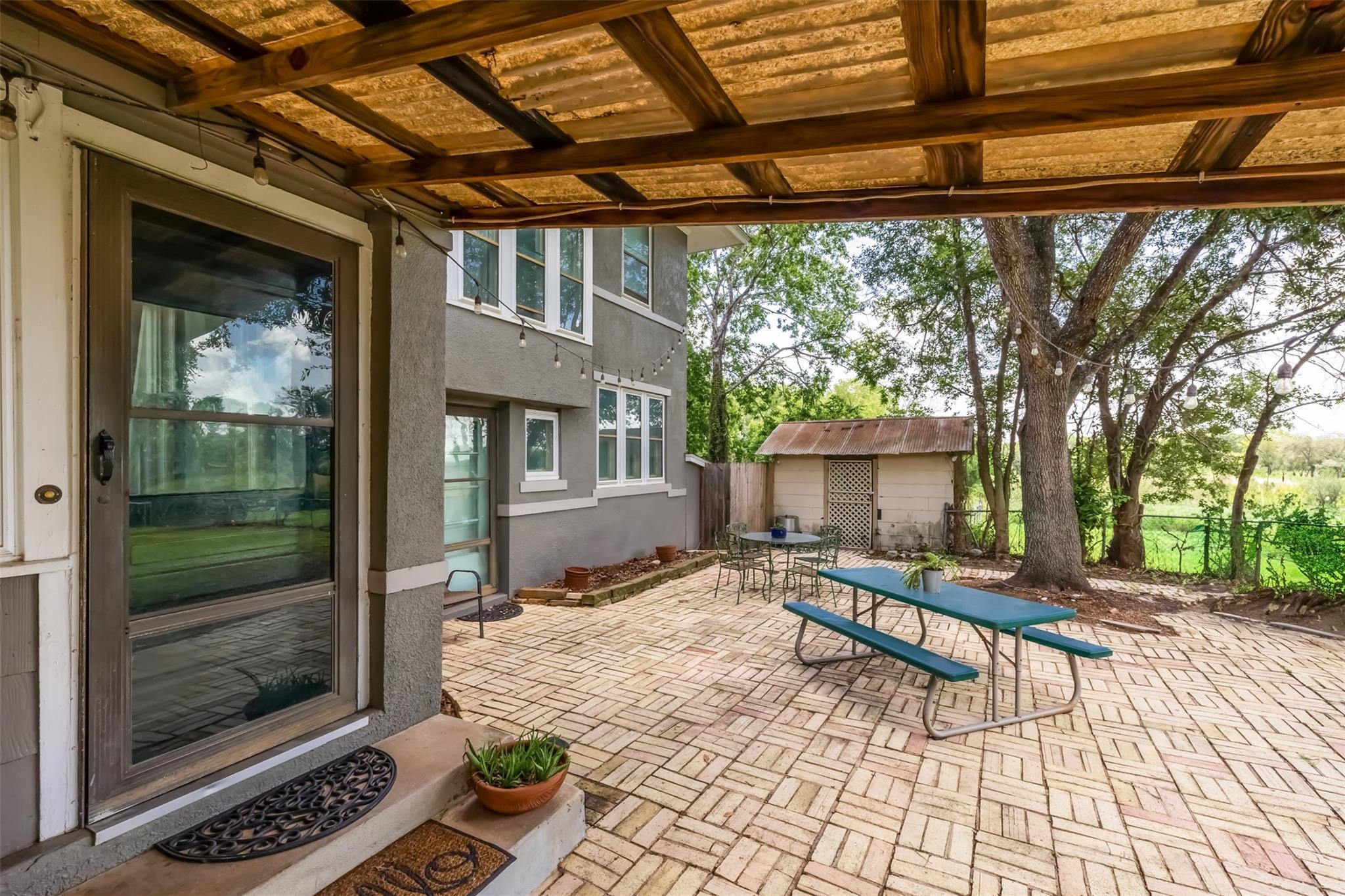 1004 Mitchell St, Gonzales, TX 78629