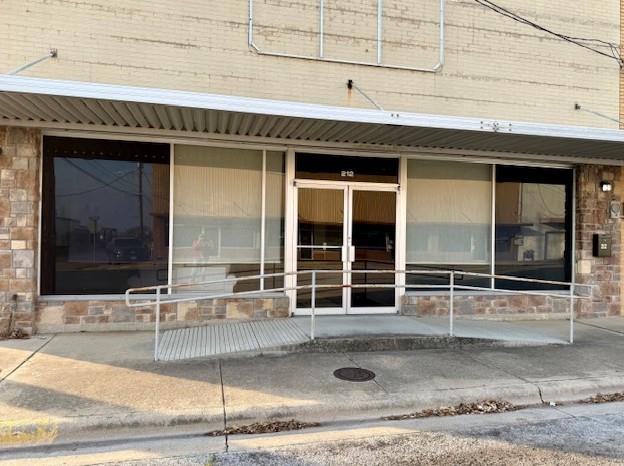 212 S Houston Ave, Cameron, TX 76520