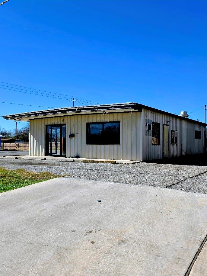 2204 N Austin St, Seguin, TX 78155