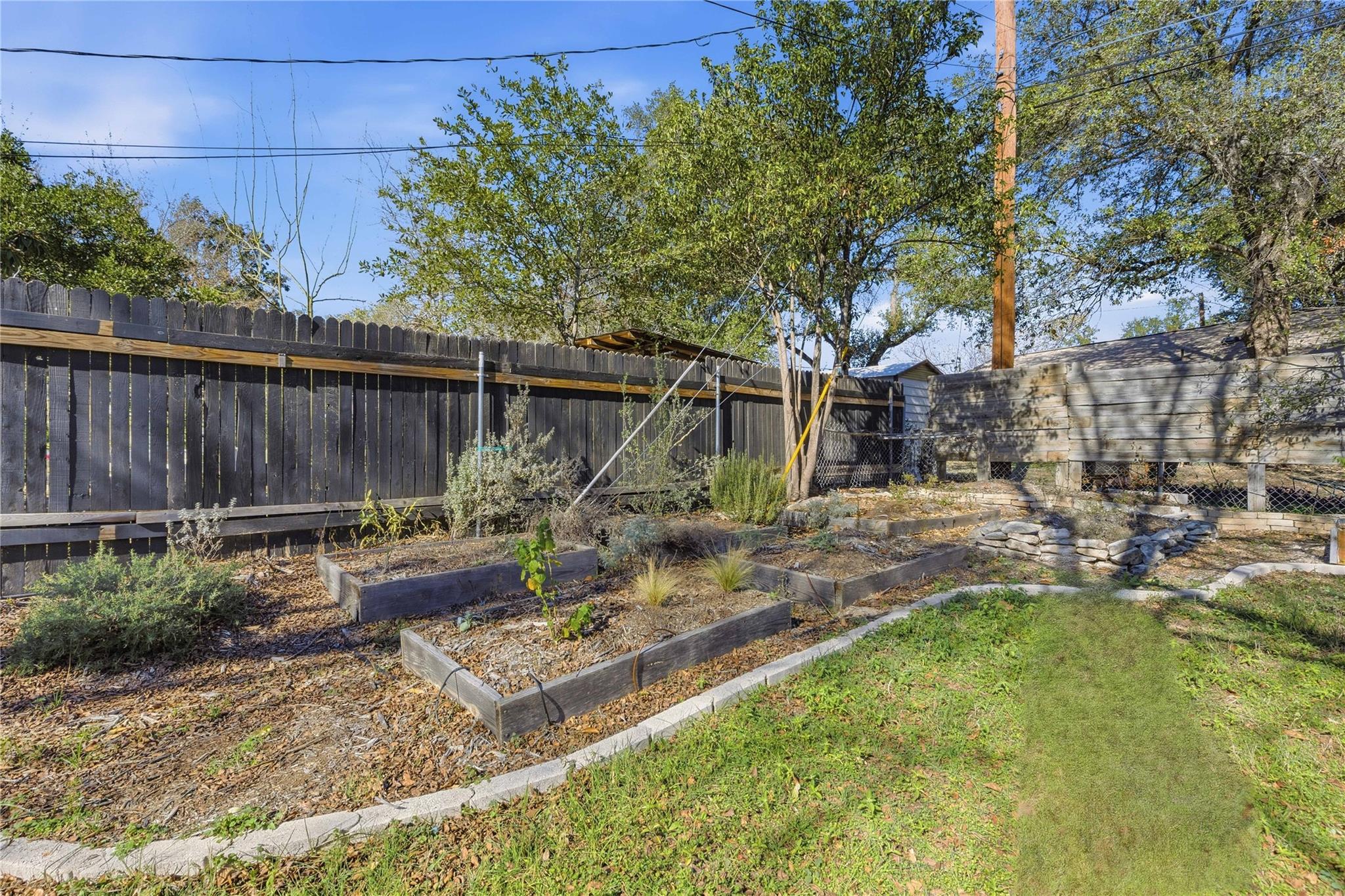 404 Seminole Dr, Austin, TX 78745