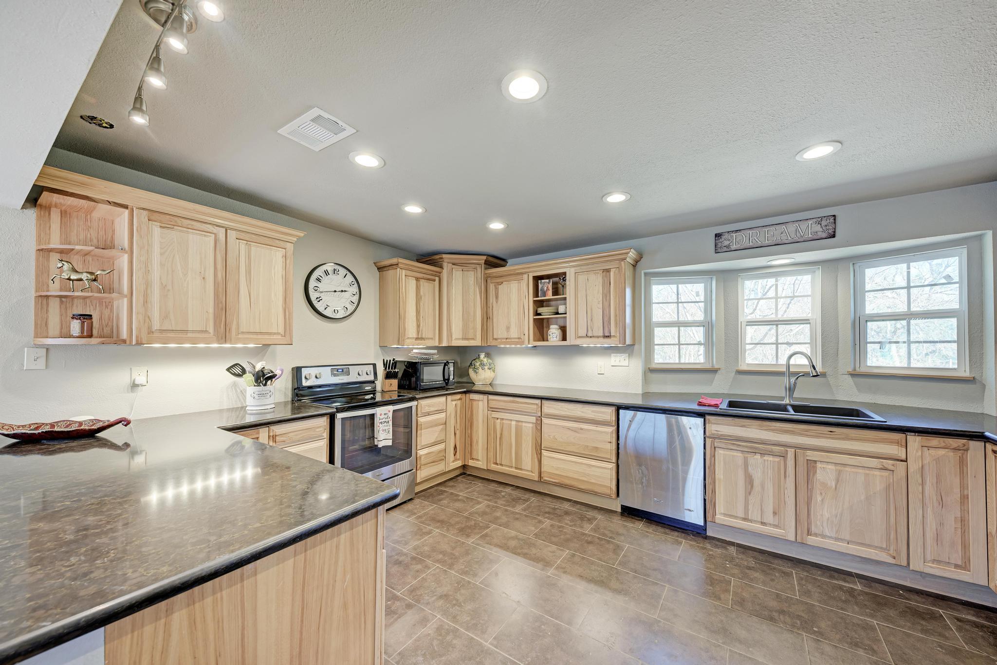 321 Navajo Trl, Georgetown, TX 78633