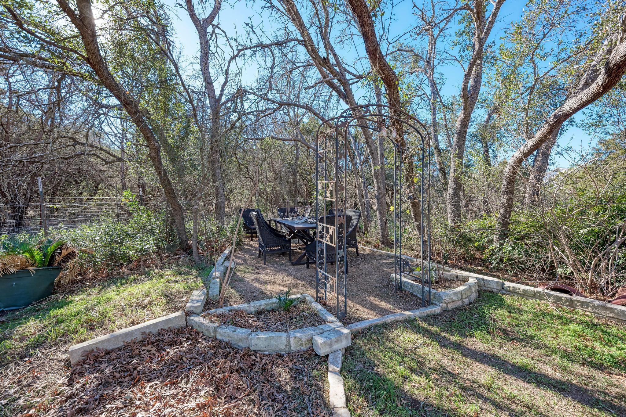 321 Navajo Trl, Georgetown, TX 78633