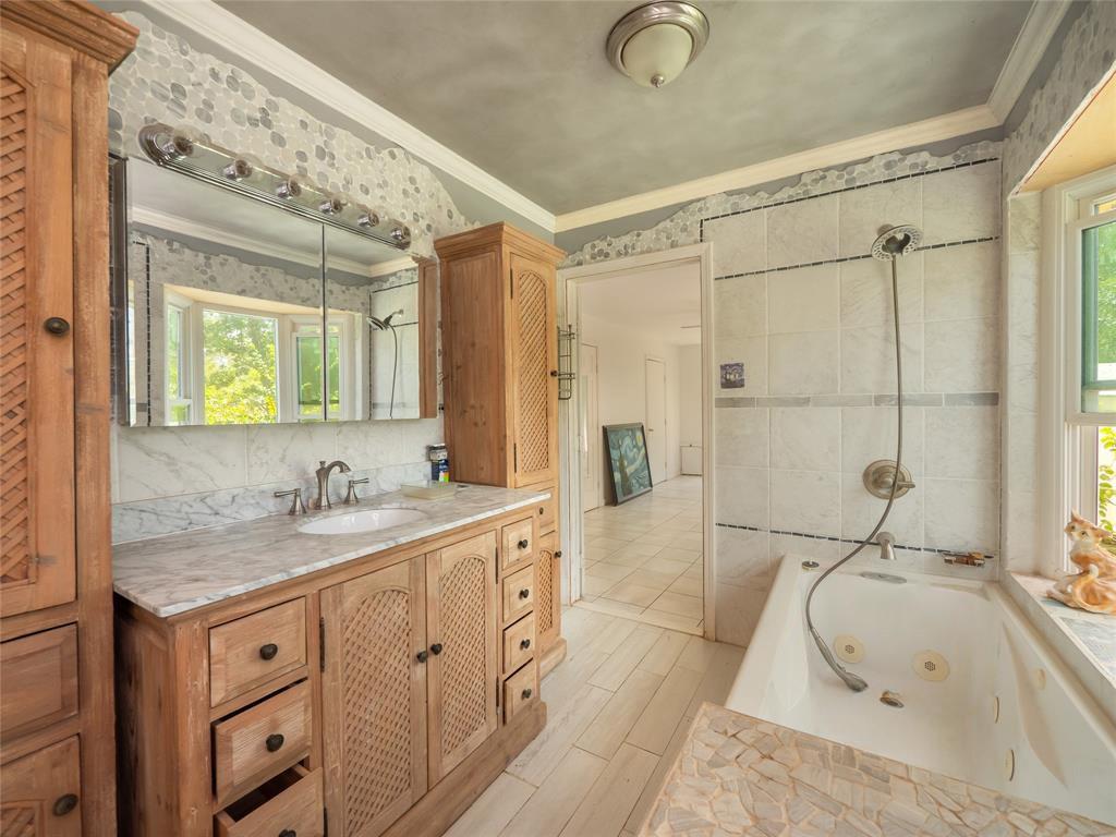 368 Riddle Rd, Cedar Creek, TX 78612