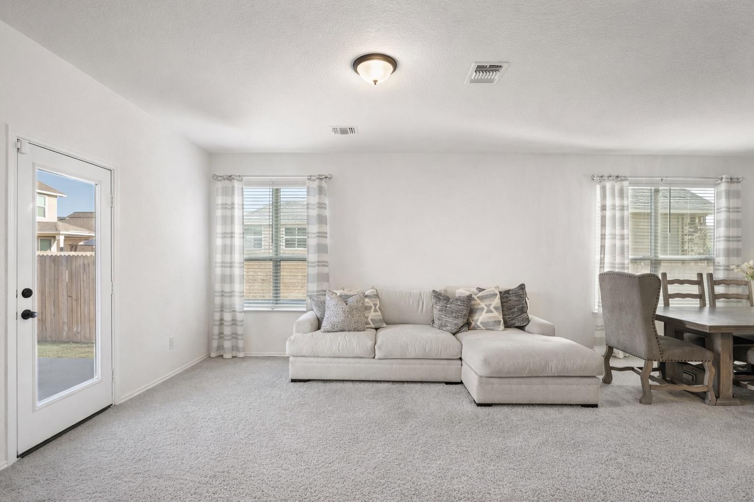 218 Summit Dr, Lockhart, TX 78644