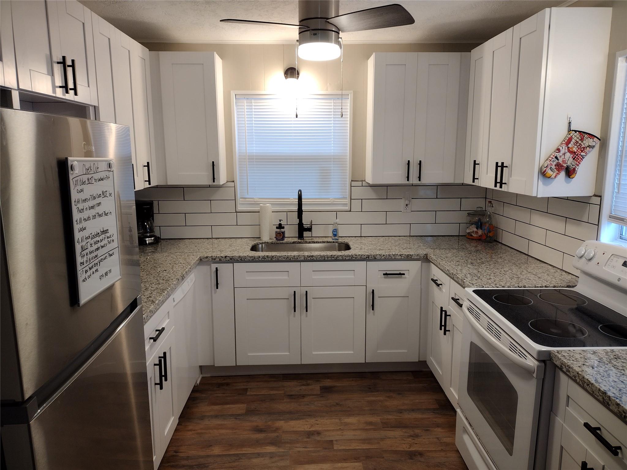 415 Seashell Dr, Surfside Beach, TX 77541