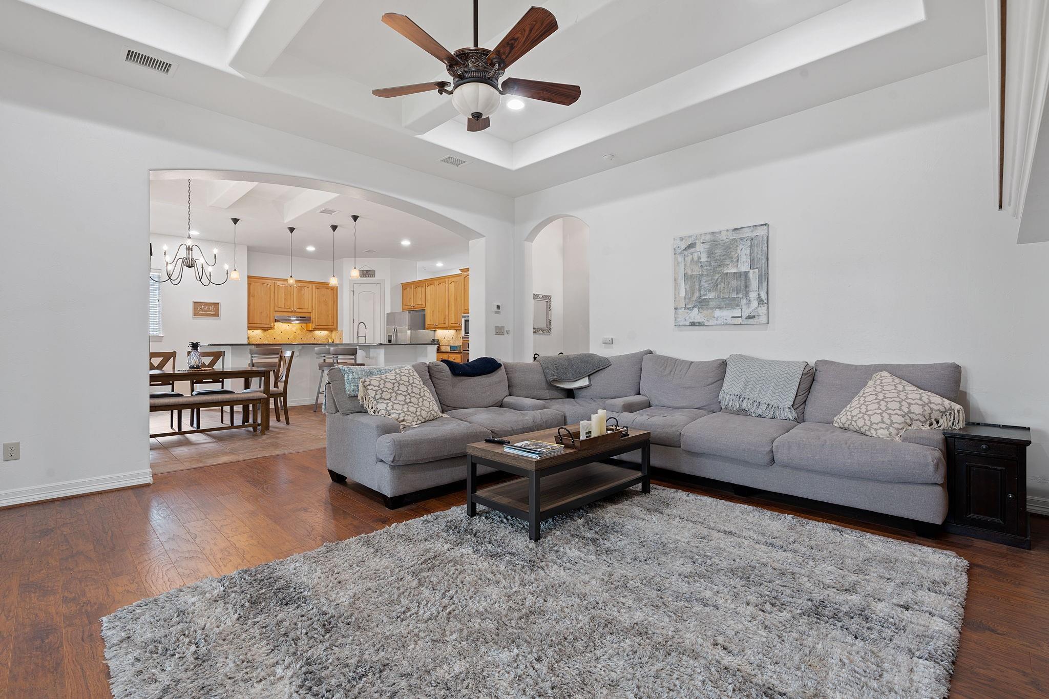 18 Tourney Ln, The Hills, TX 78738