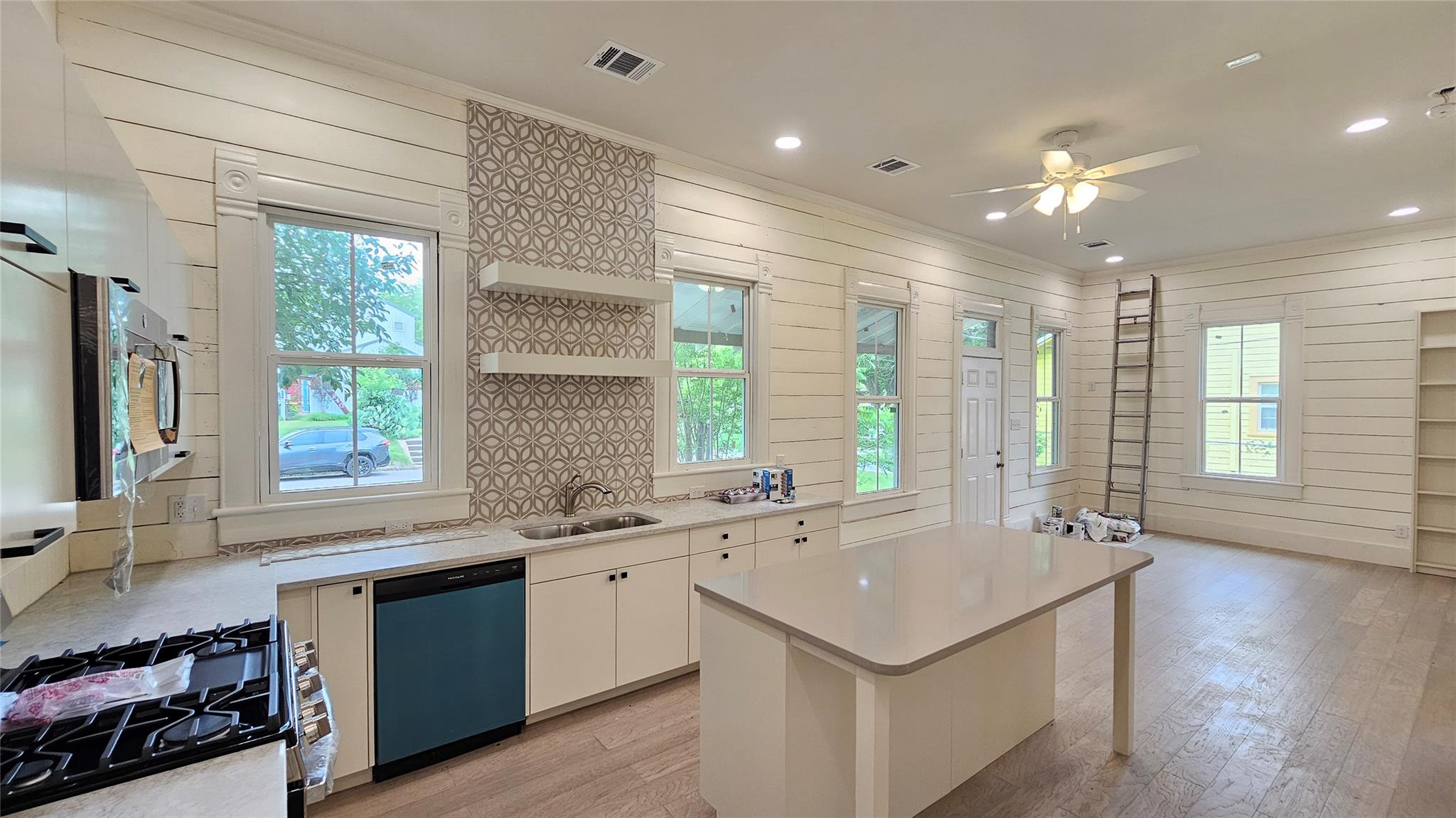 917 W 6th St, Taylor, TX 76574