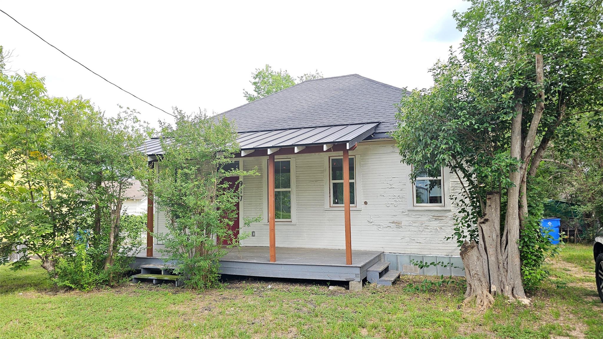 917 W 6th St, Taylor, TX 76574