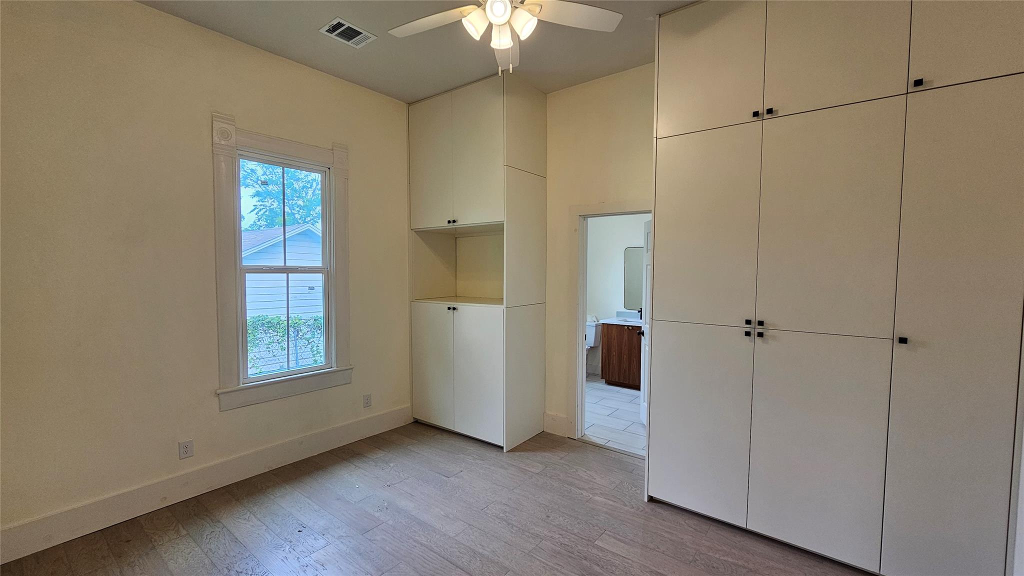 917 W 6th St, Taylor, TX 76574