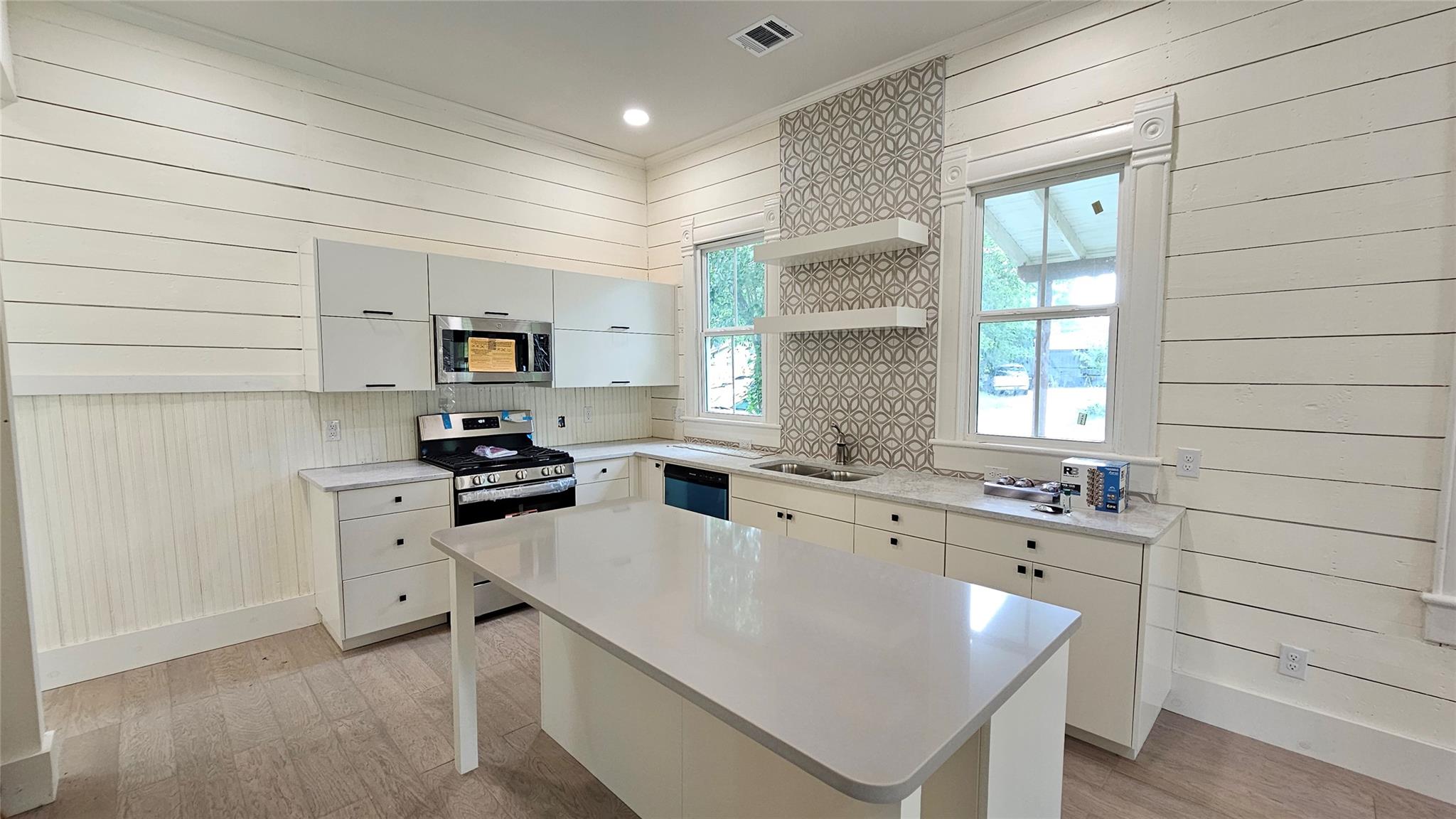 917 W 6th St, Taylor, TX 76574