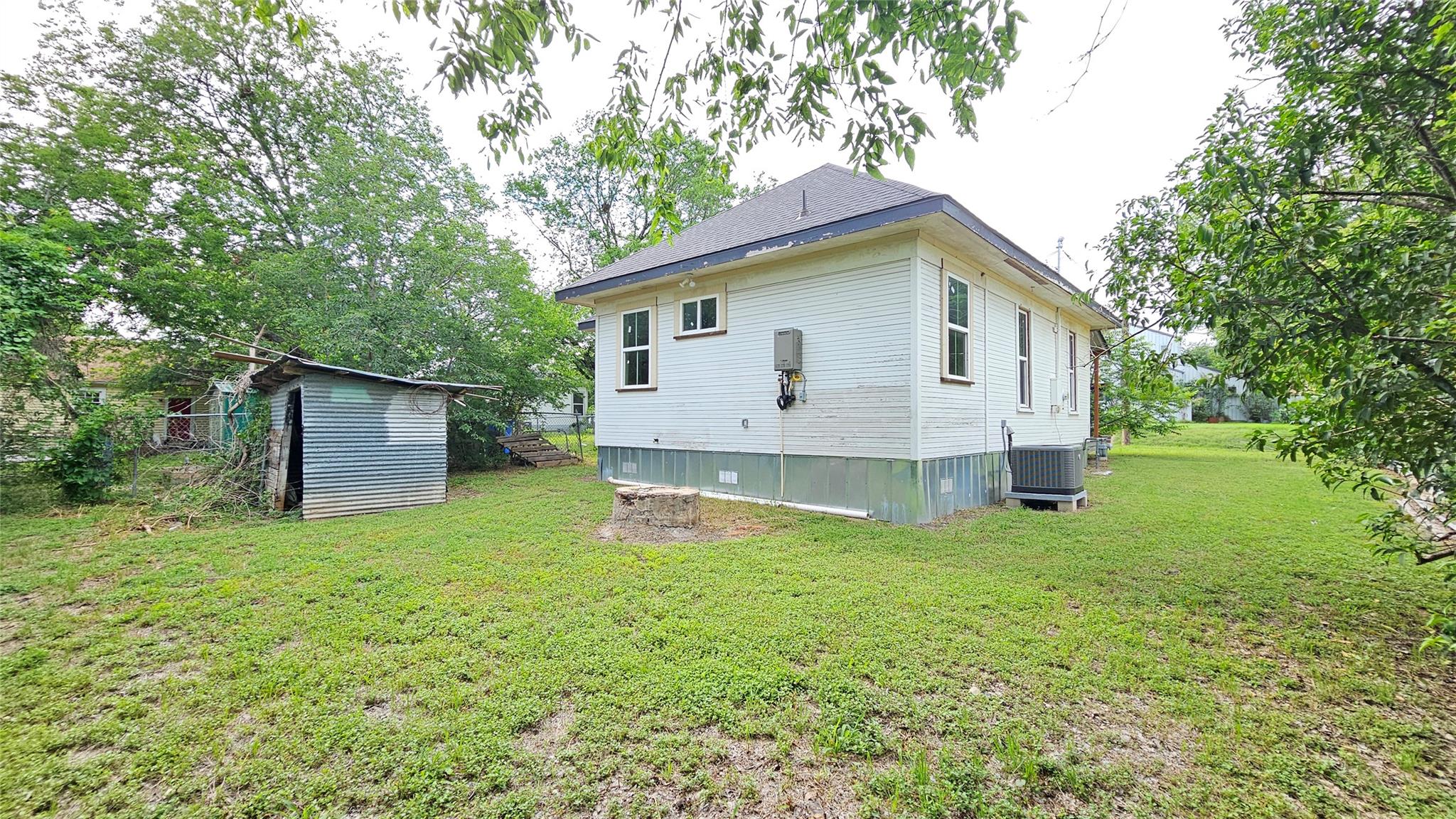 917 W 6th St, Taylor, TX 76574