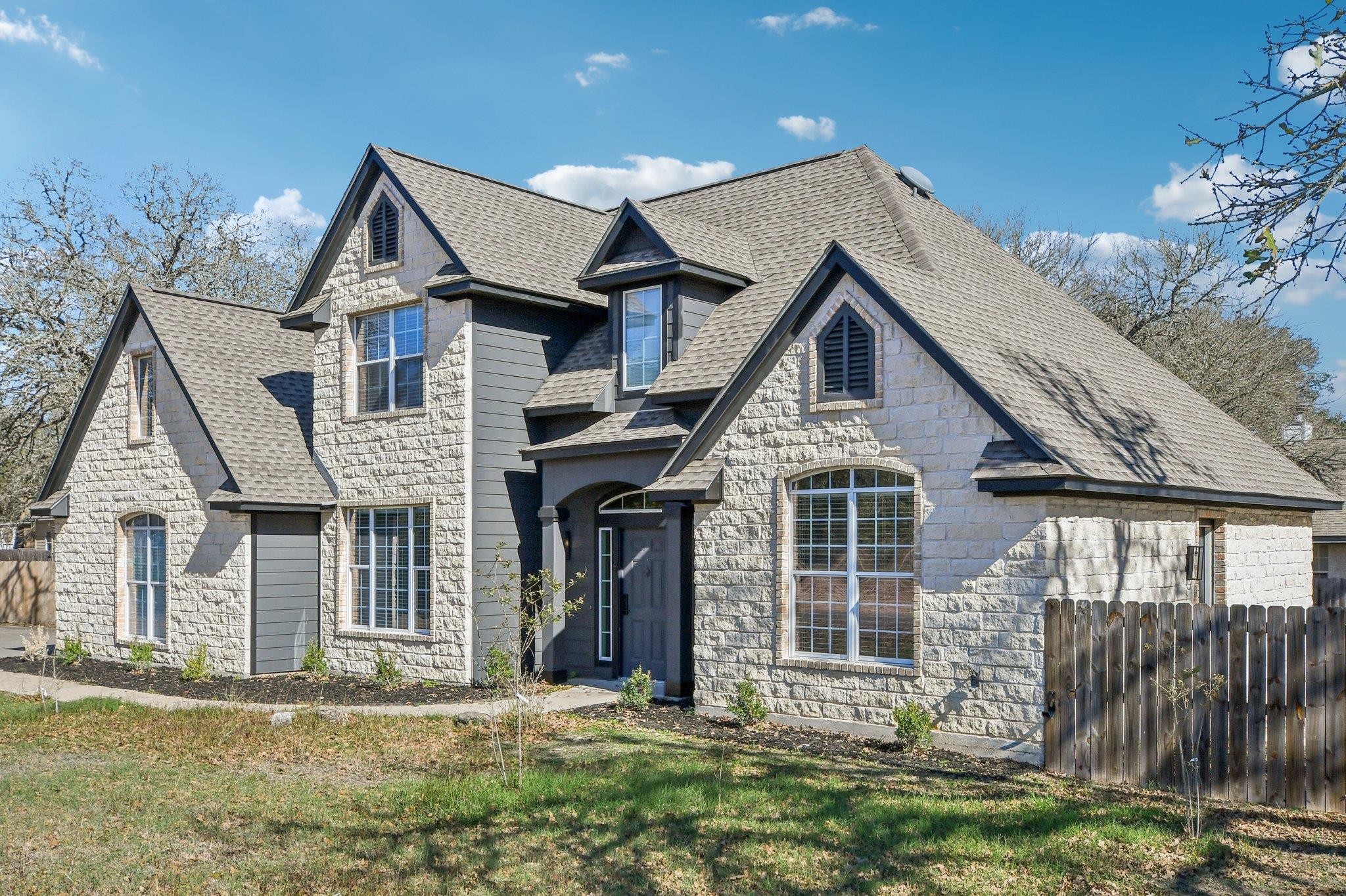 312 Country Club Dr, La Grange, TX 78945