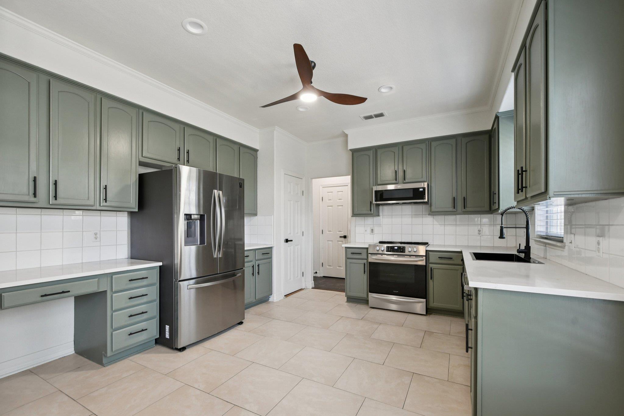 312 Country Club Dr, La Grange, TX 78945