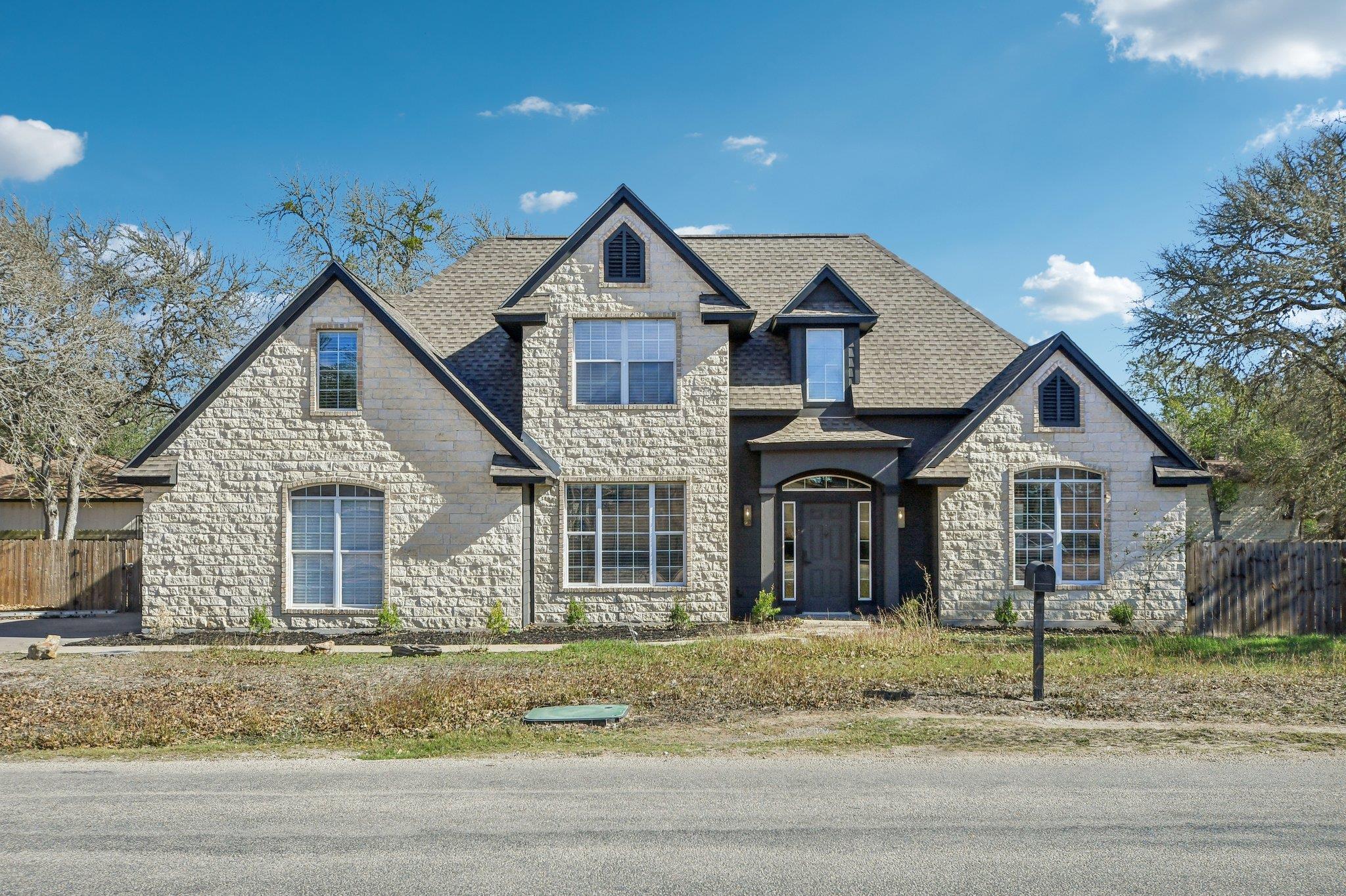 312 Country Club Dr, La Grange, TX 78945