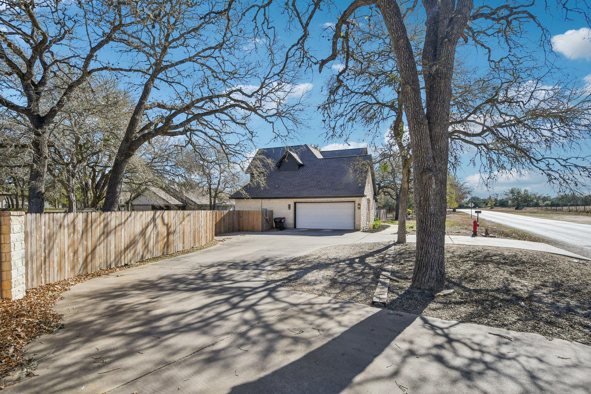 312 Country Club Dr, La Grange, TX 78945