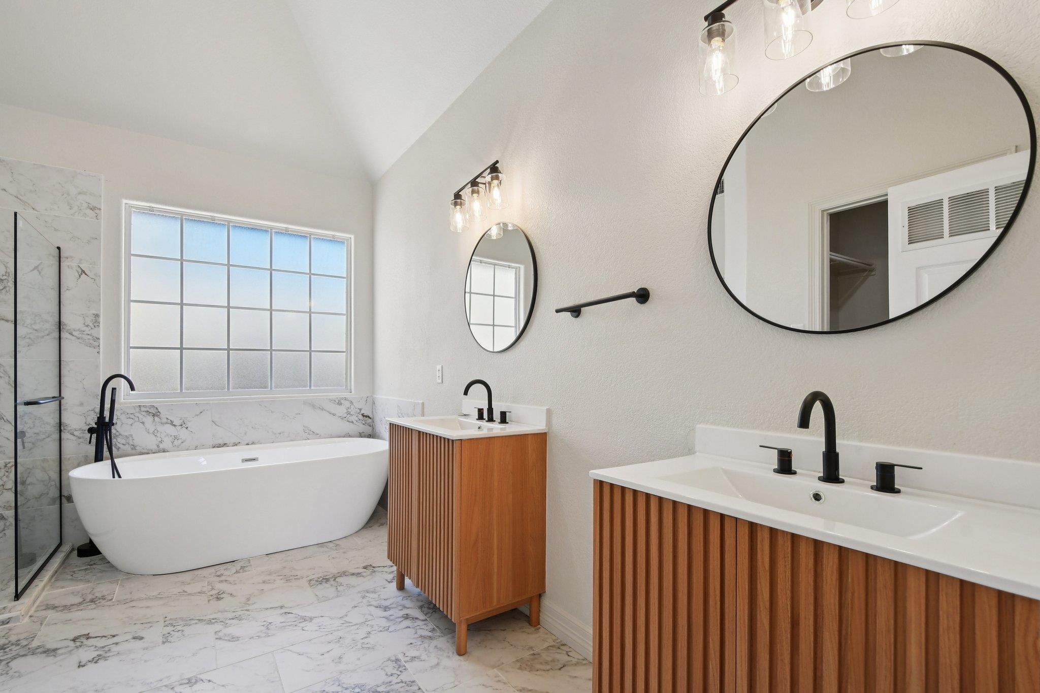 312 Country Club Dr, La Grange, TX 78945