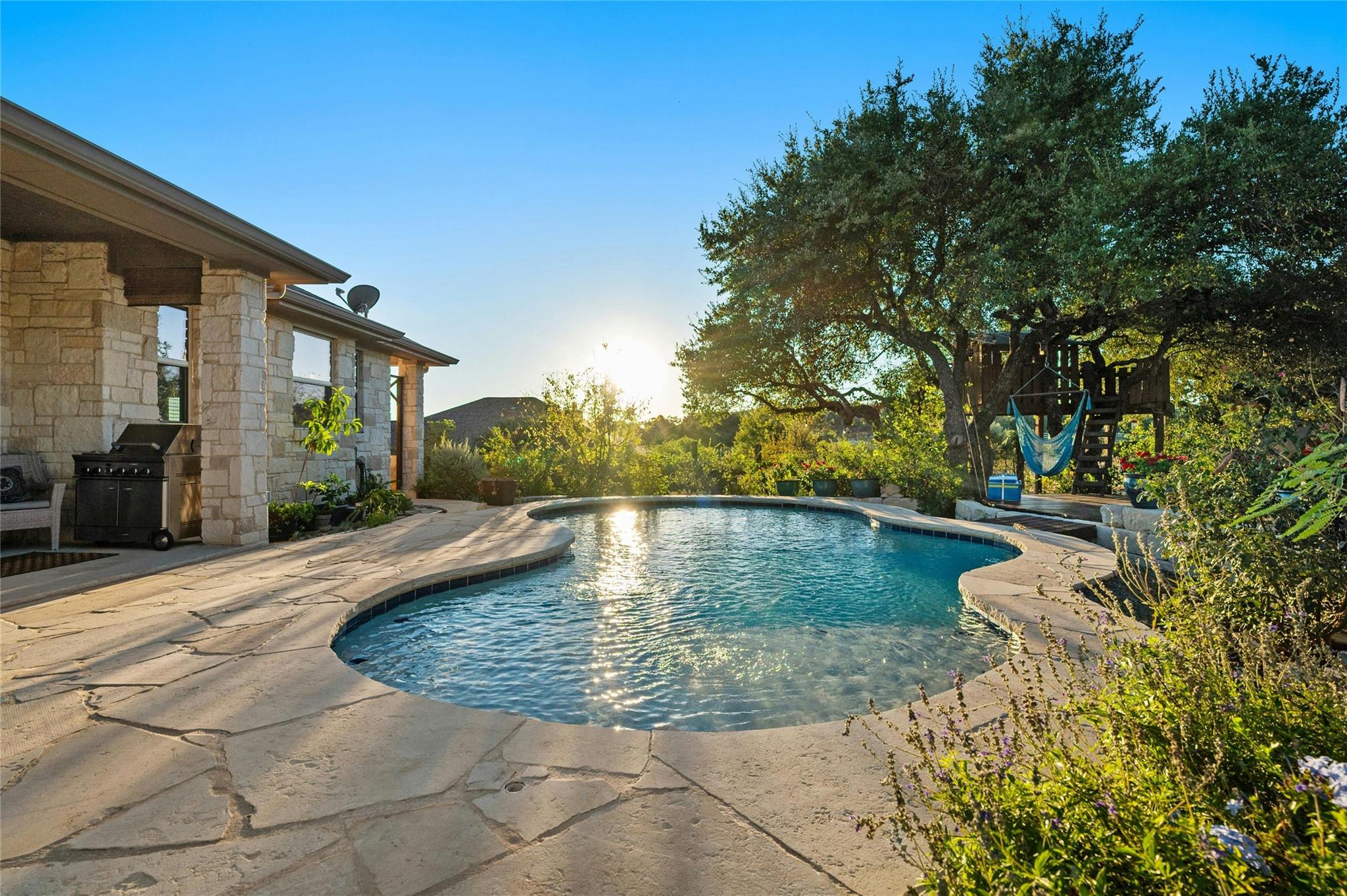 201 Greenridge Ln, Dripping Springs, TX 78620