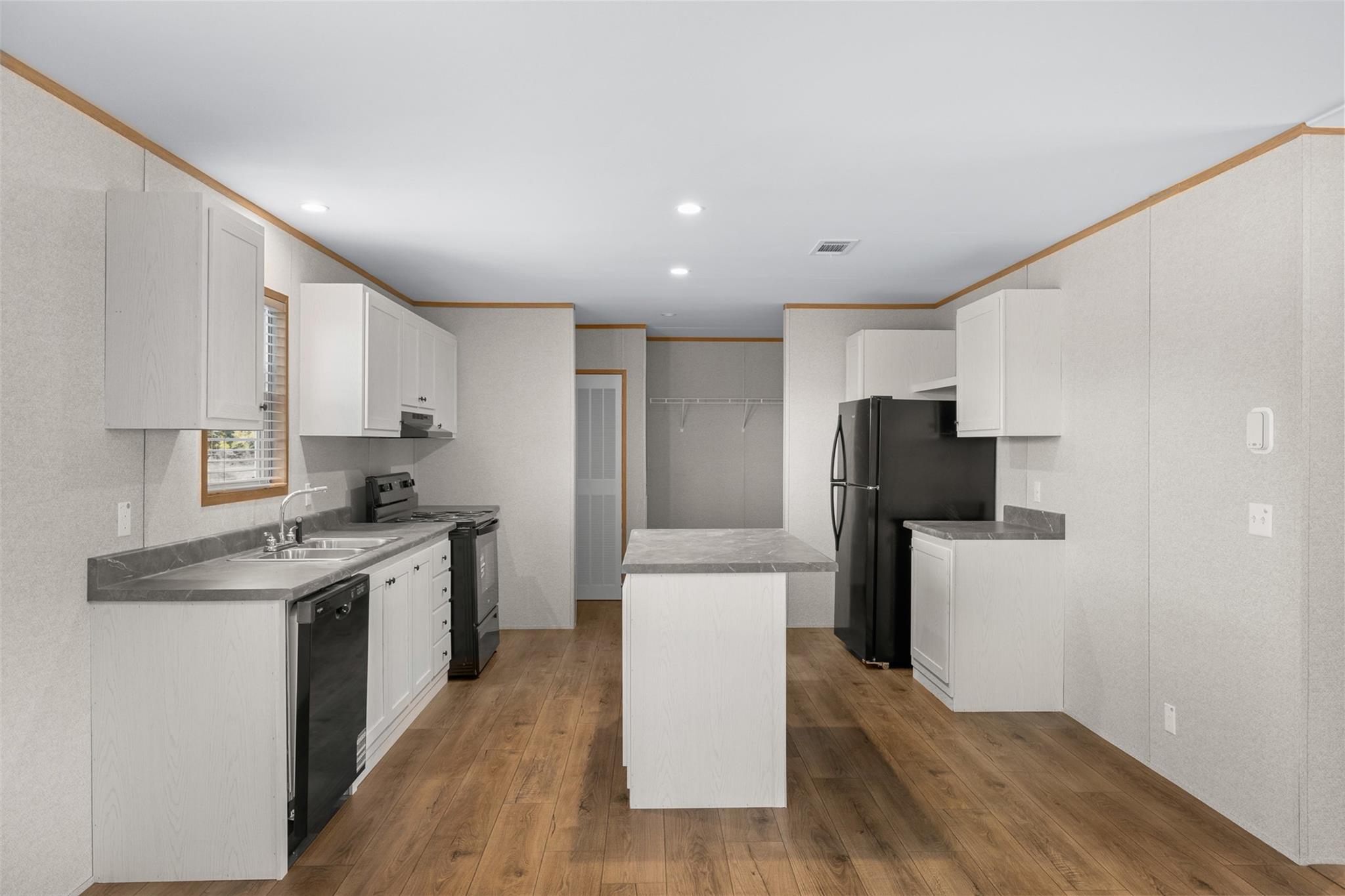 139 Azalea Ct, Dale, TX 78616