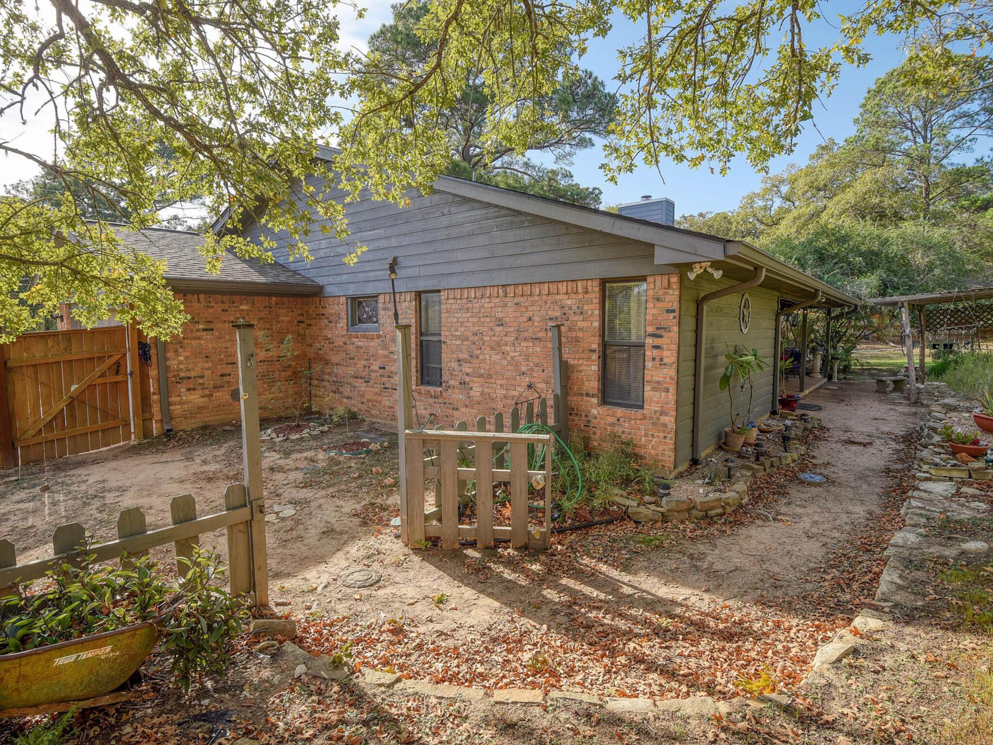 191 Mamalu Dr, Bastrop, TX 78602