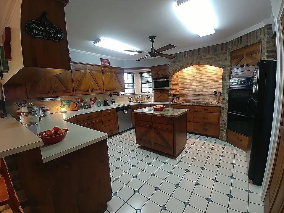 105 Red Tip Ln, Brenham, TX 77833