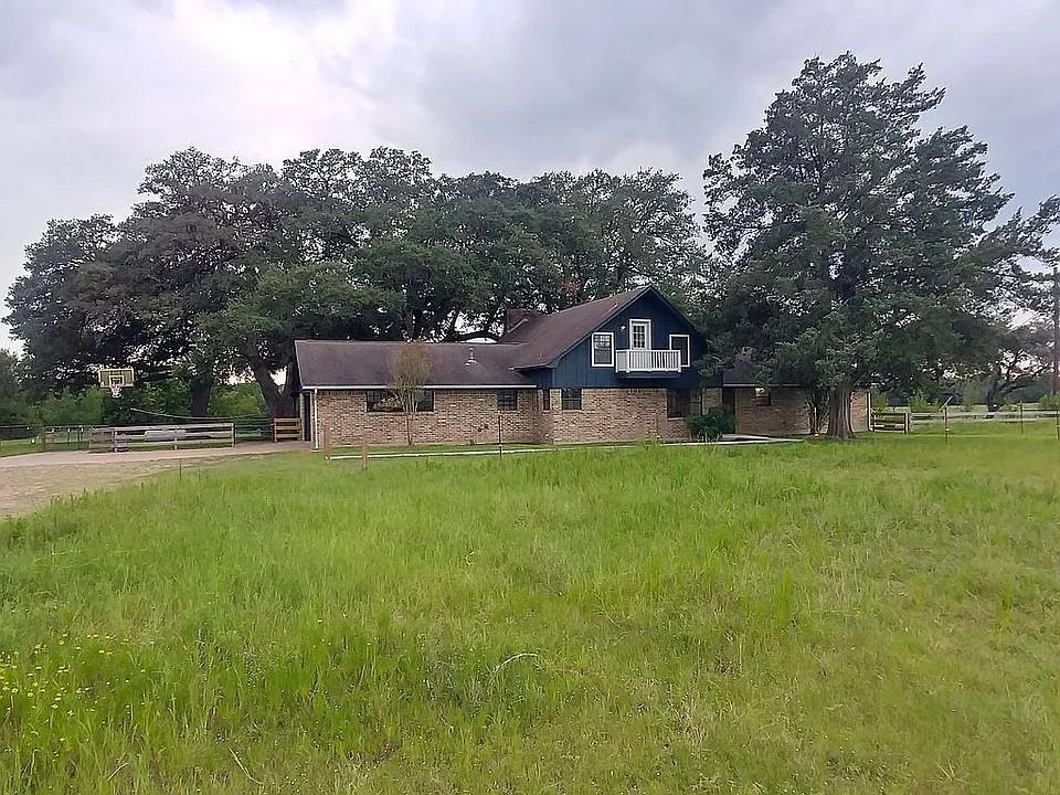 105 Red Tip Ln, Brenham, TX 77833