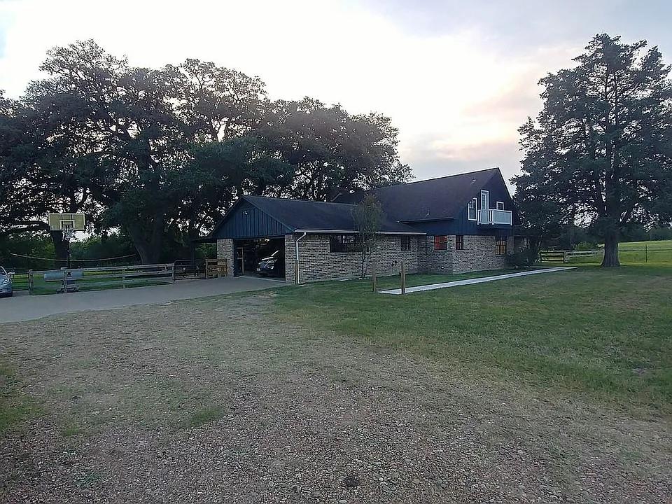 105 Red Tip Ln, Brenham, TX 77833