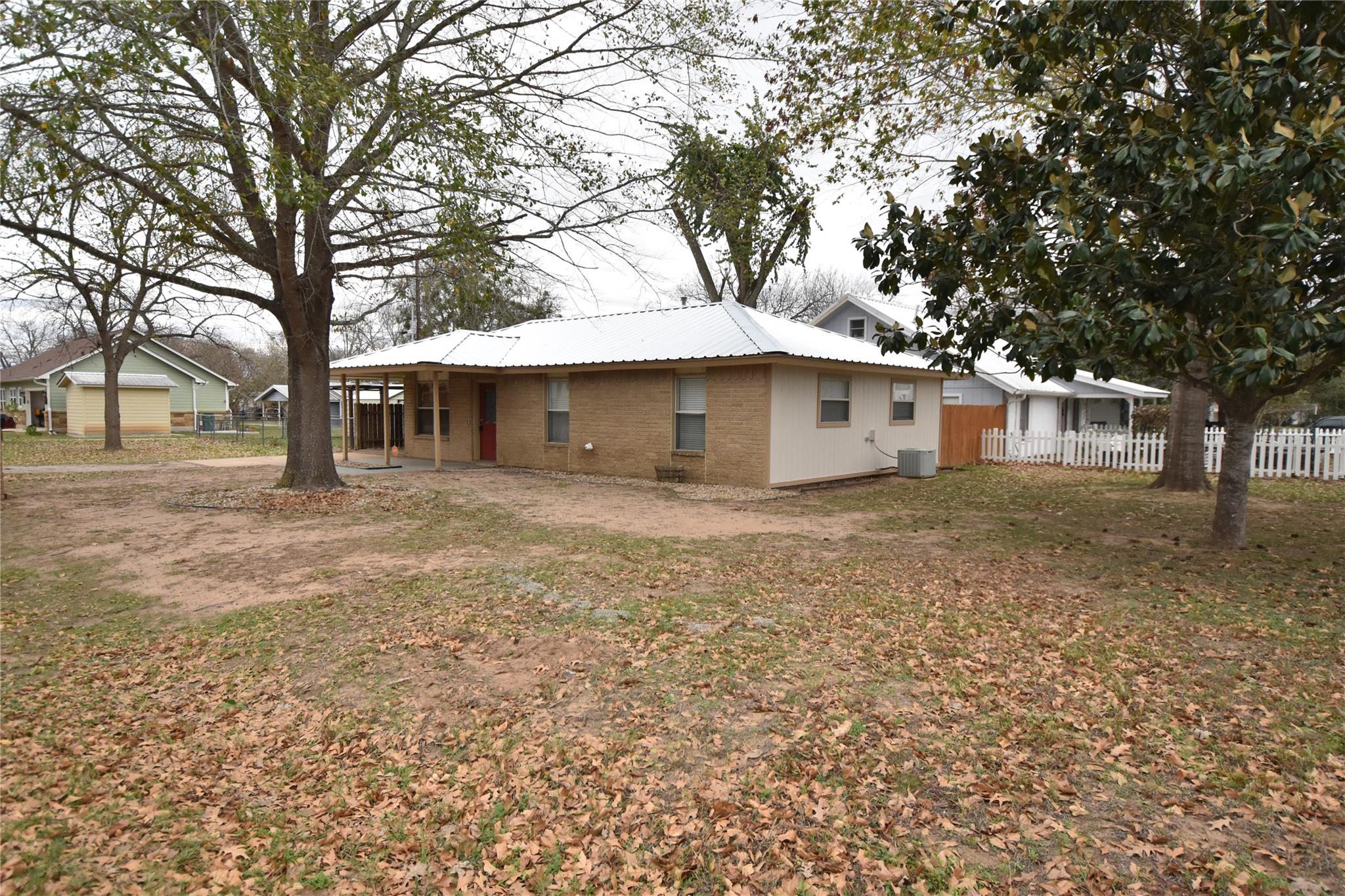 608 Wilkes St, Smithville, TX 78957