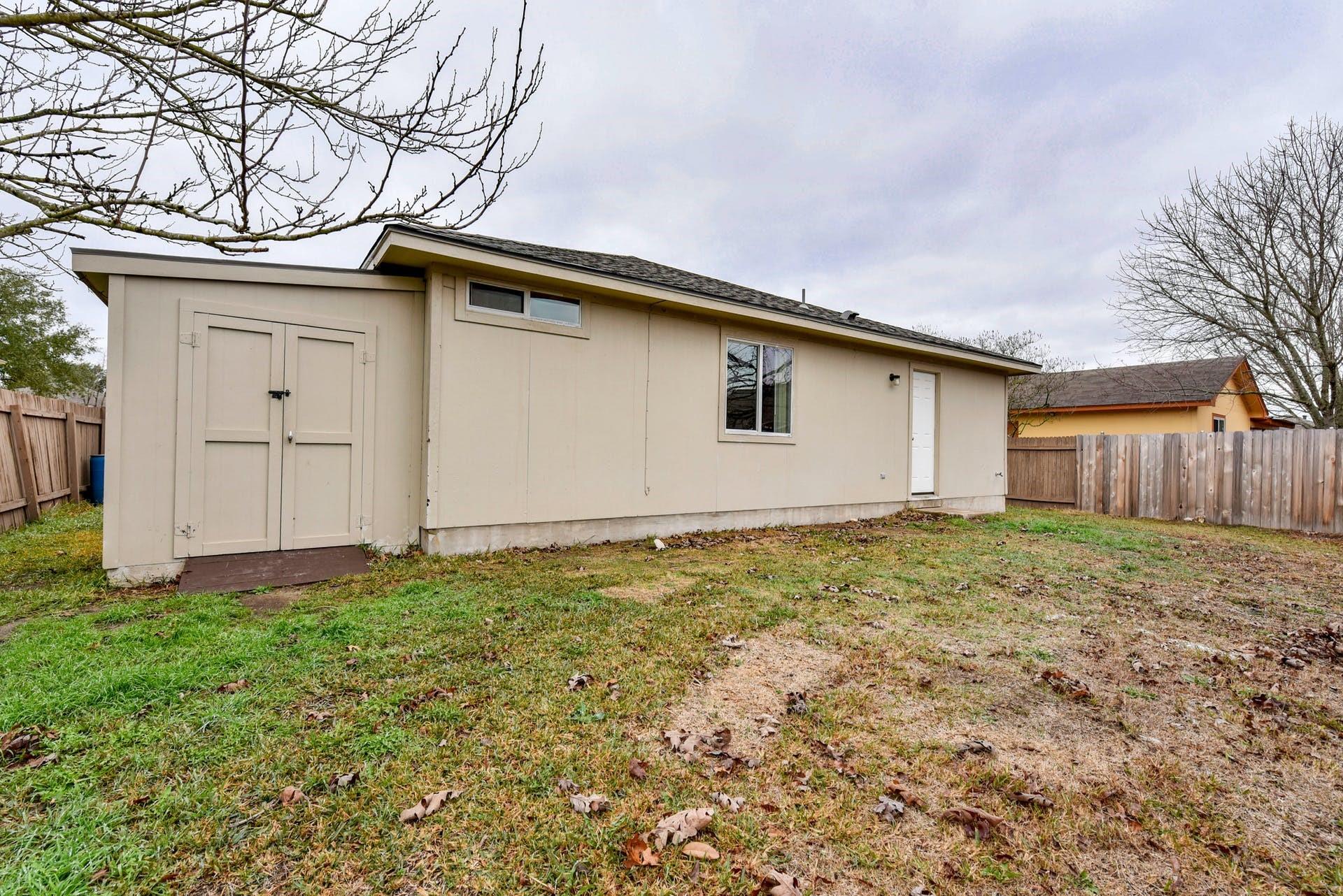 3000 Meadow Ln, Taylor, TX 76574