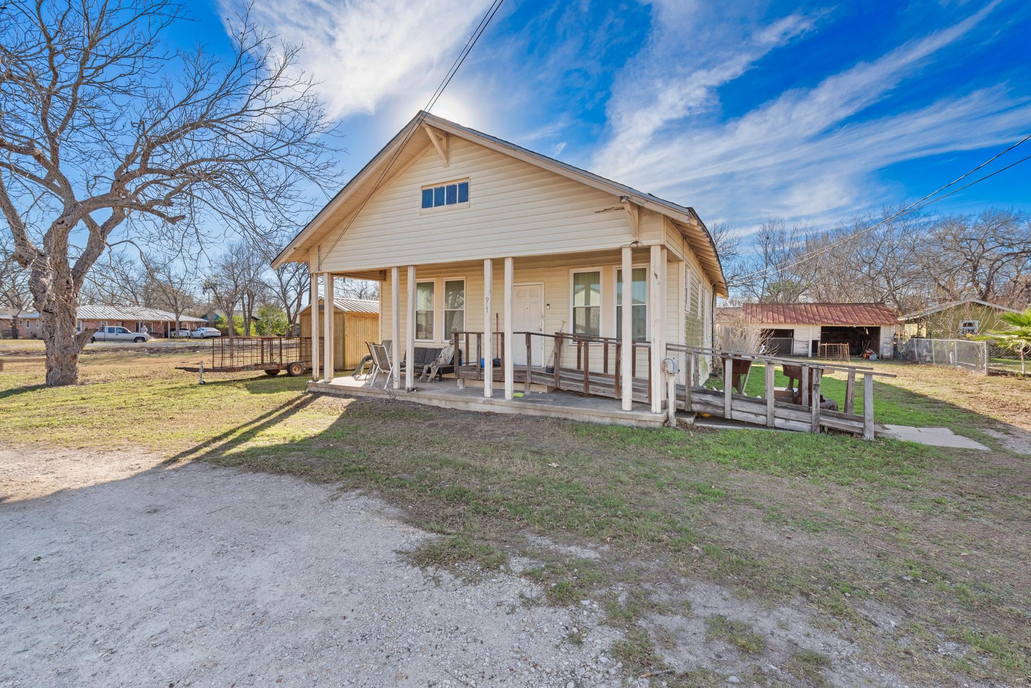 917 Trinity St, Lockhart, TX 78644