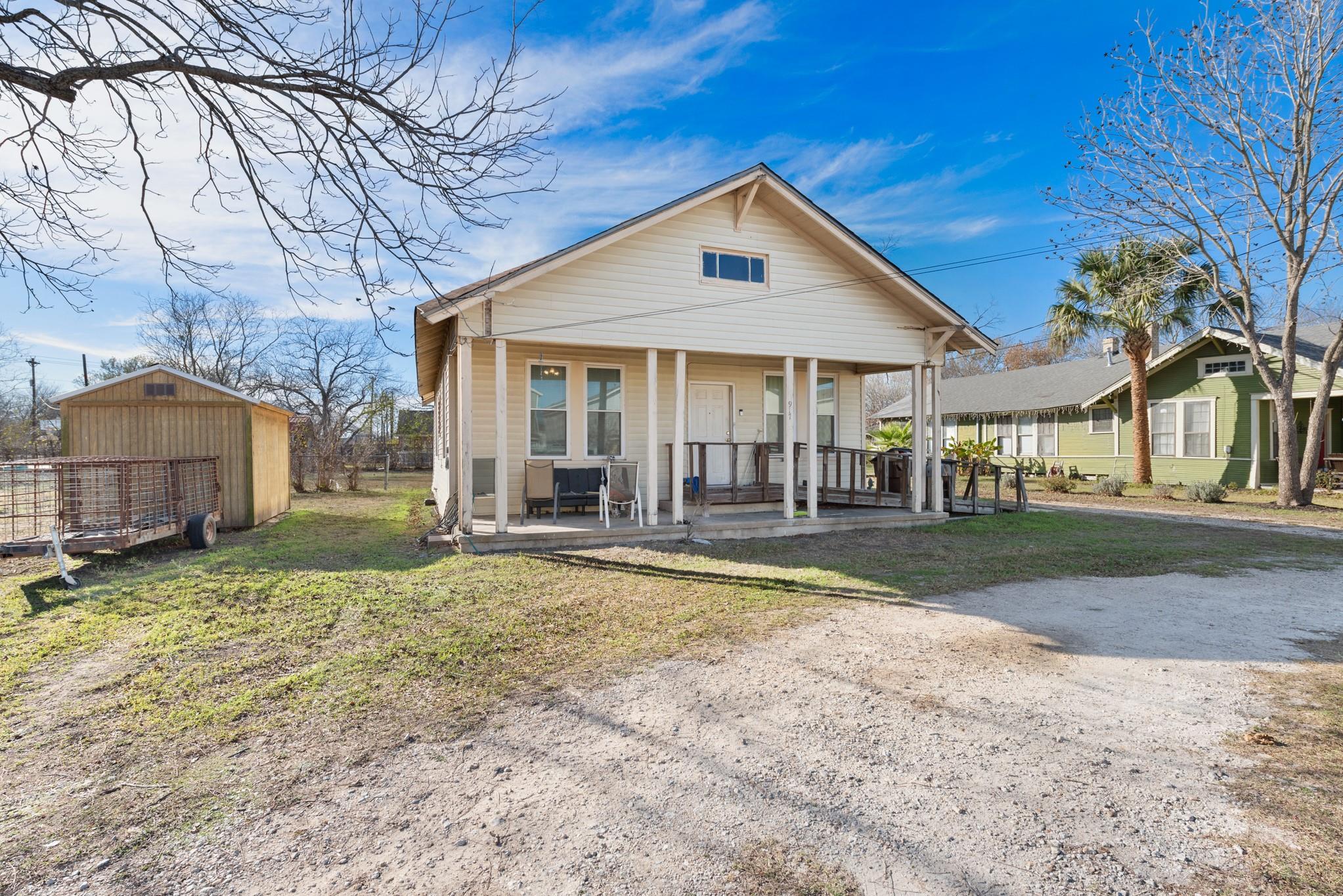 917 Trinity St, Lockhart, TX 78644