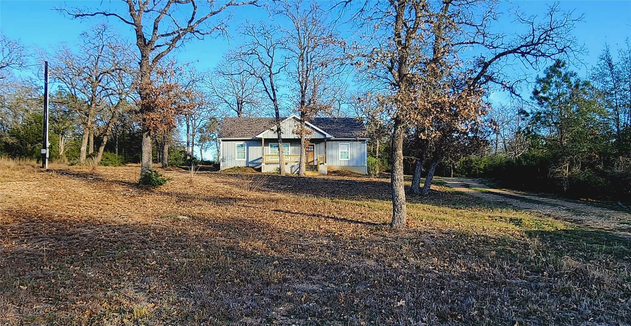 137 Way Station Trl, Smithville, TX 78957