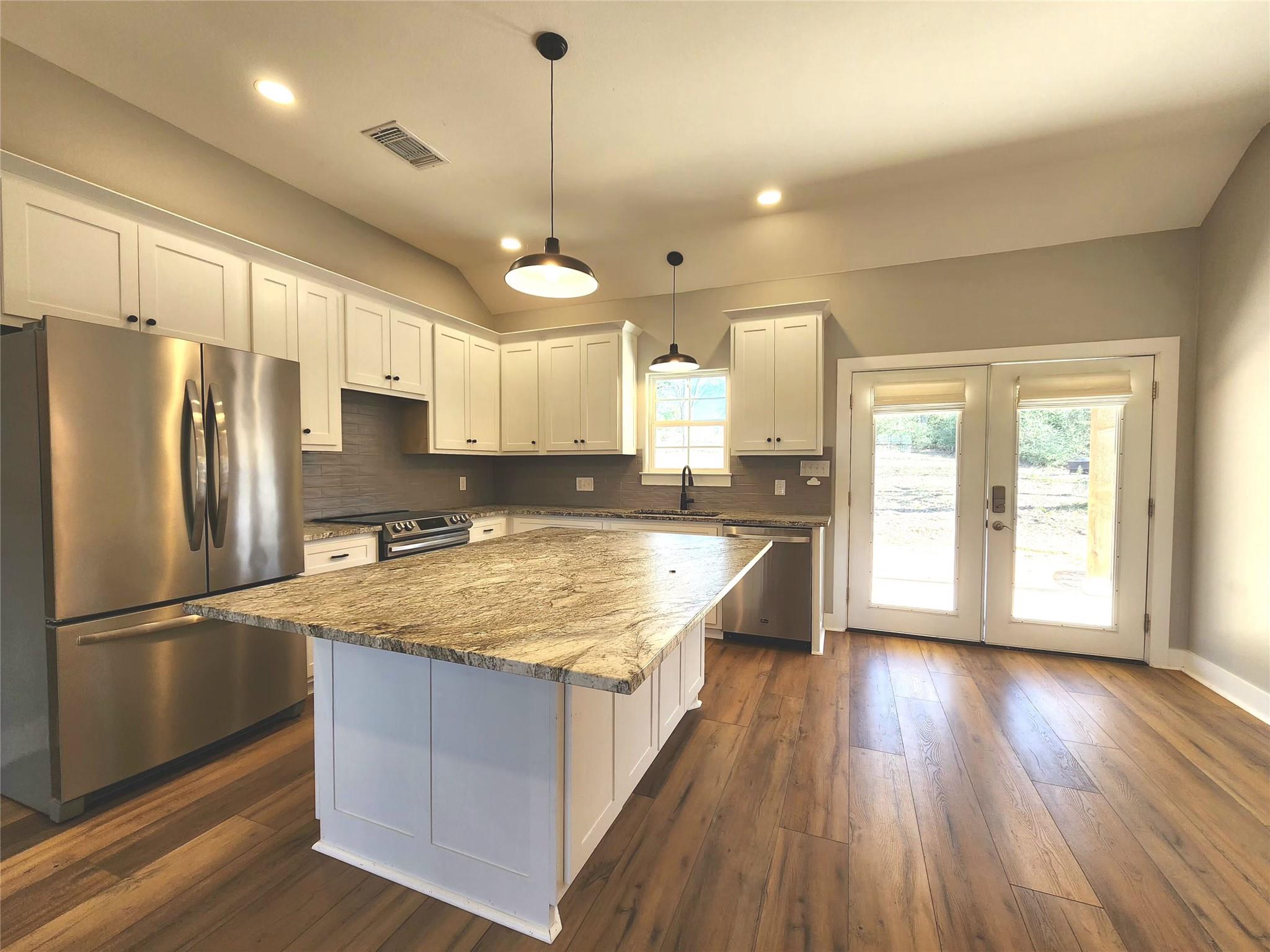 137 Way Station Trl, Smithville, TX 78957