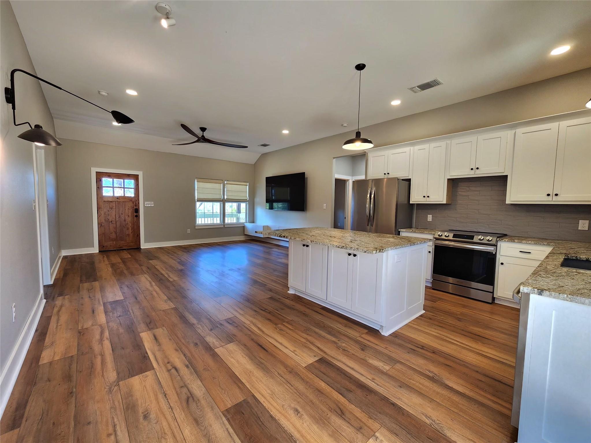 137 Way Station Trl, Smithville, TX 78957