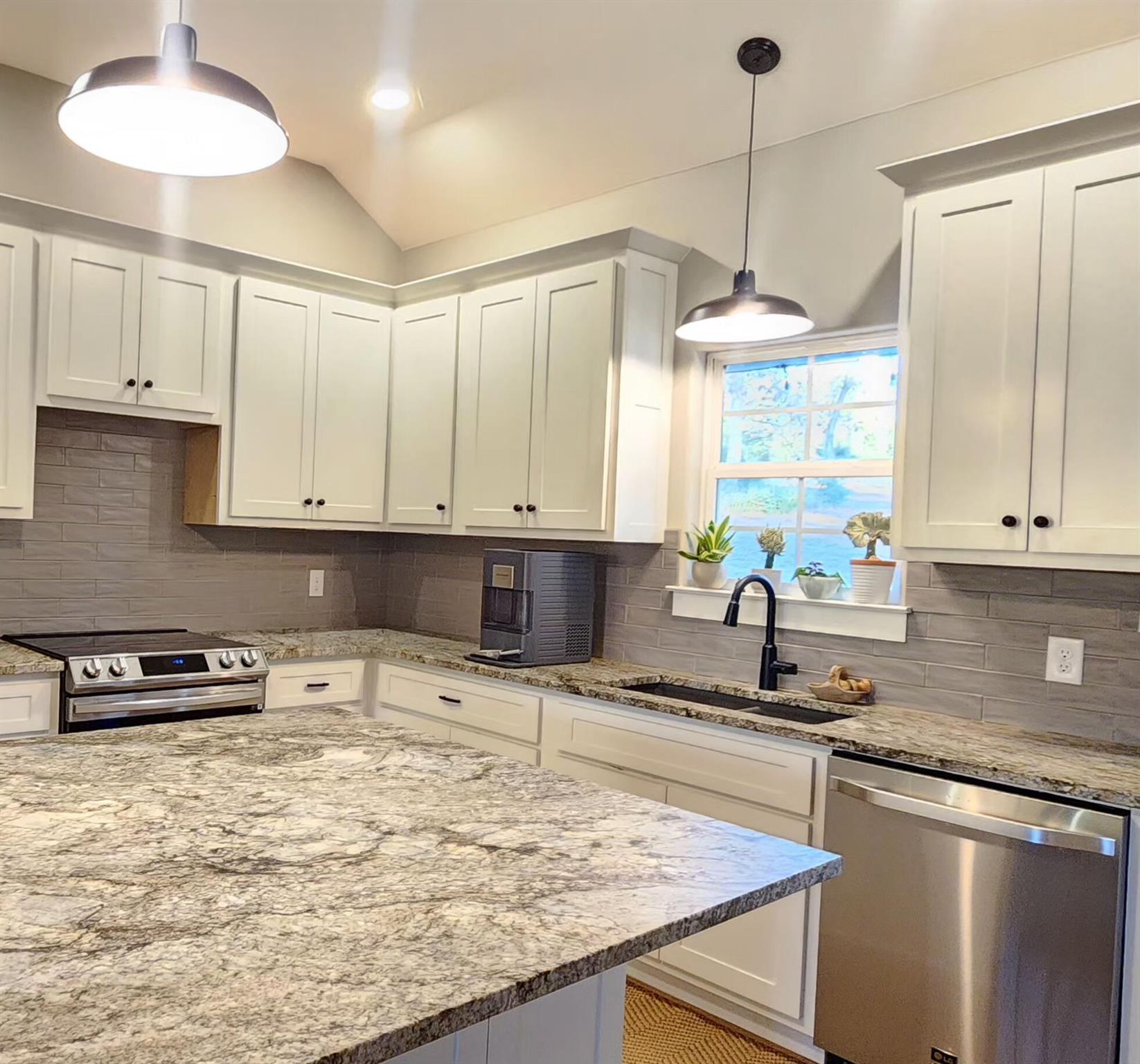 137 Way Station Trl, Smithville, TX 78957