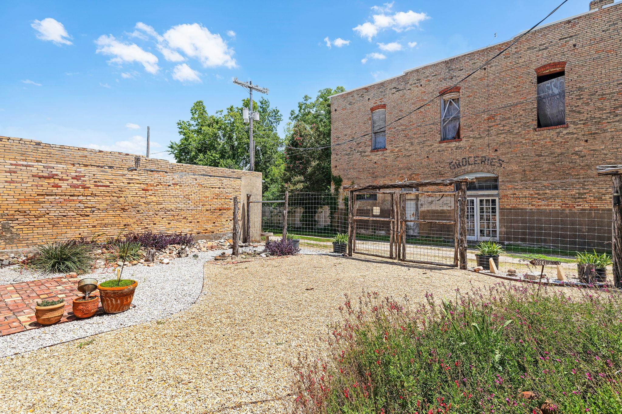 207 E Clark St, Bartlett, TX 76511