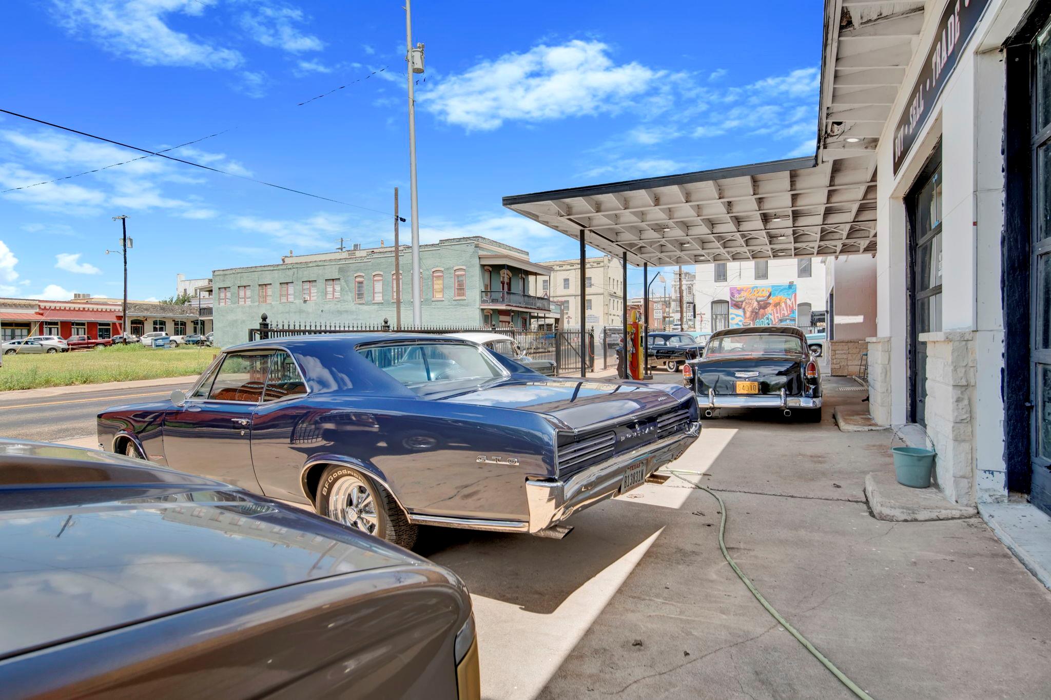 301 S Market St, Brenham, TX 77833