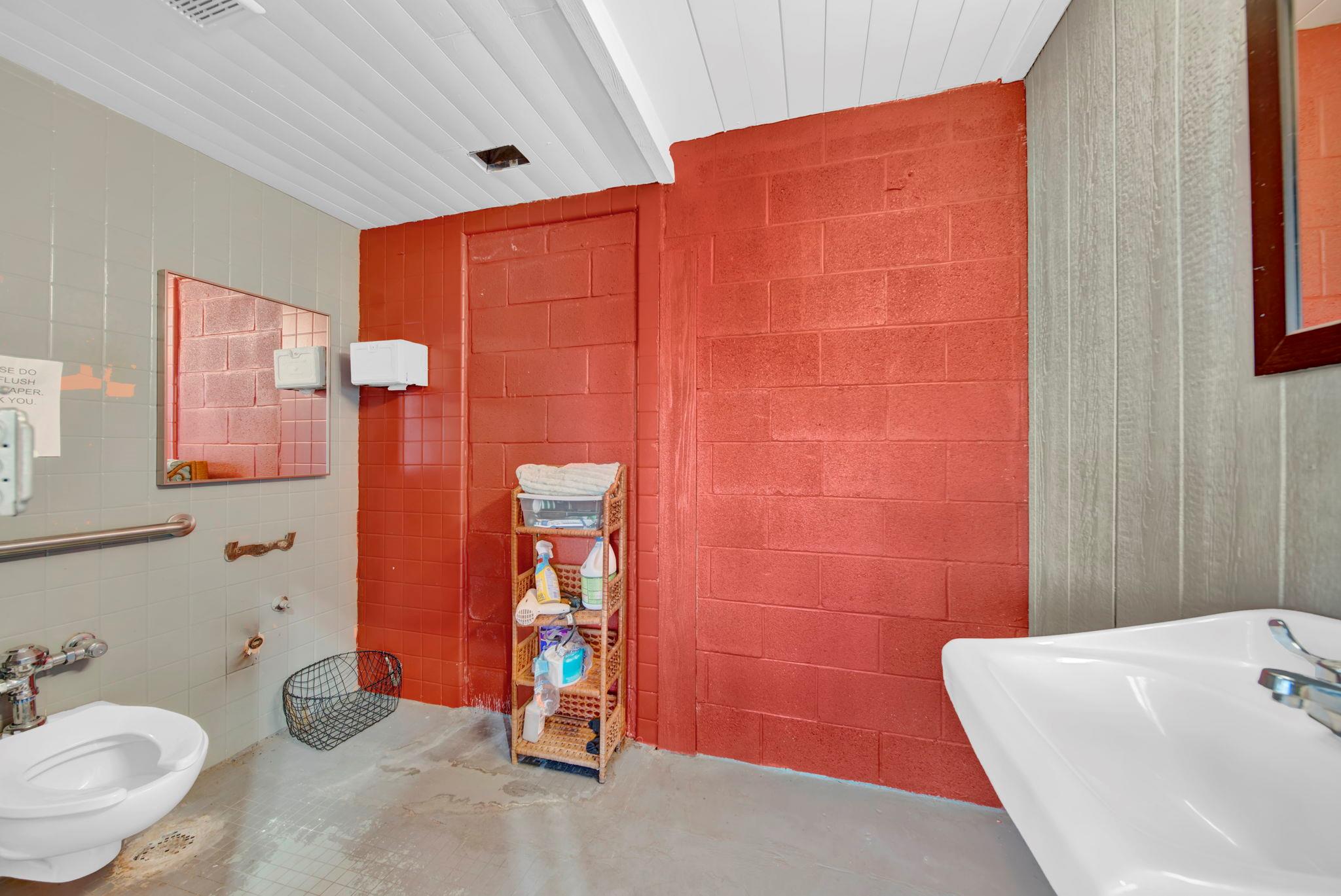 301 S Market St, Brenham, TX 77833