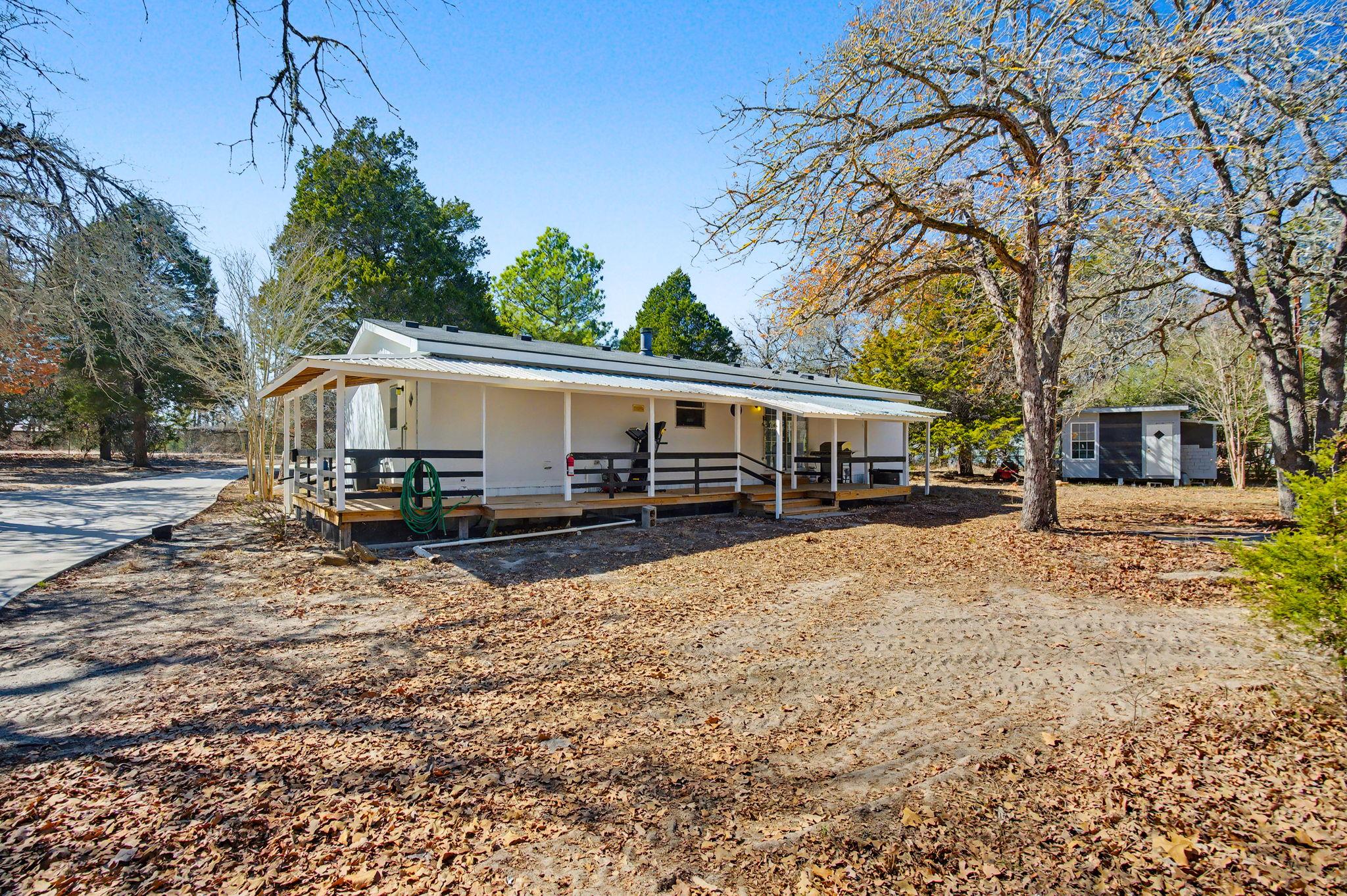 182 Wayside Ct, Elgin, TX 78621