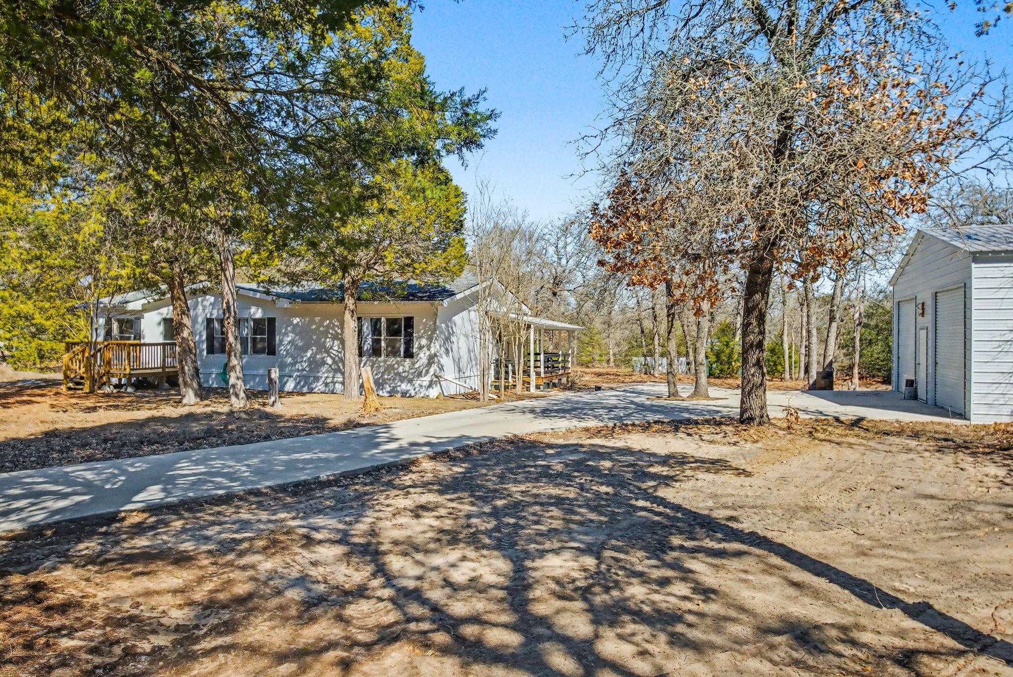 182 Wayside Ct, Elgin, TX 78621